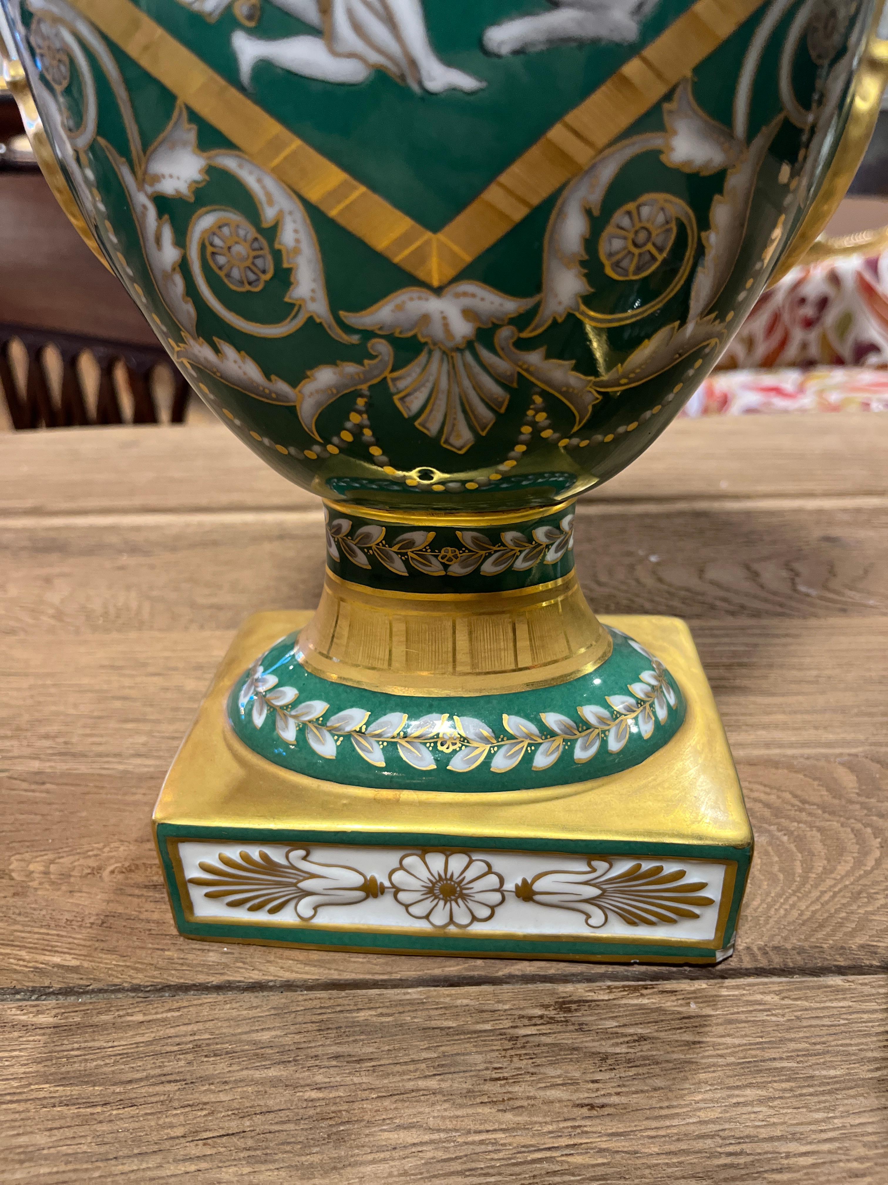 Par de Urnas de Porcelana de París Dorada del Siglo XIX (Tardío) en Bueno estado para la venta en Scottsdale, AZ