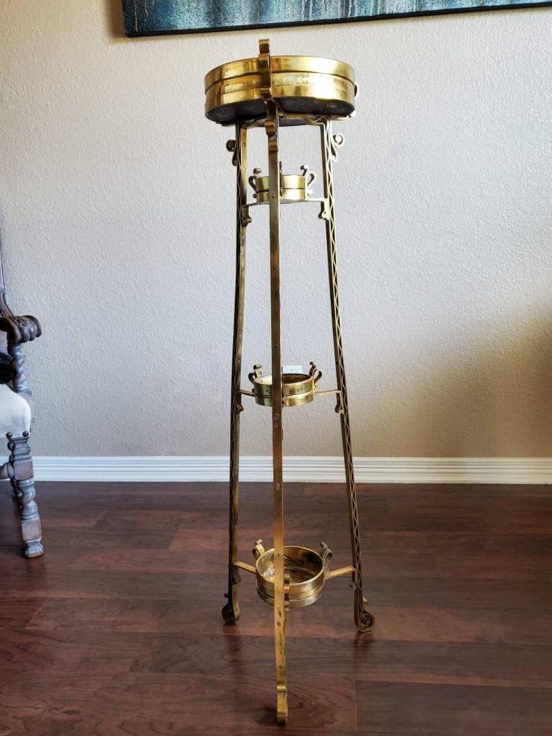 A rare and stunning Victorian era gilt brass plant stand from the late 19th century, having an upper circular tier, over three smaller graduated tiers, rising on scrolled legs.

Dimensions (approx):
44.5