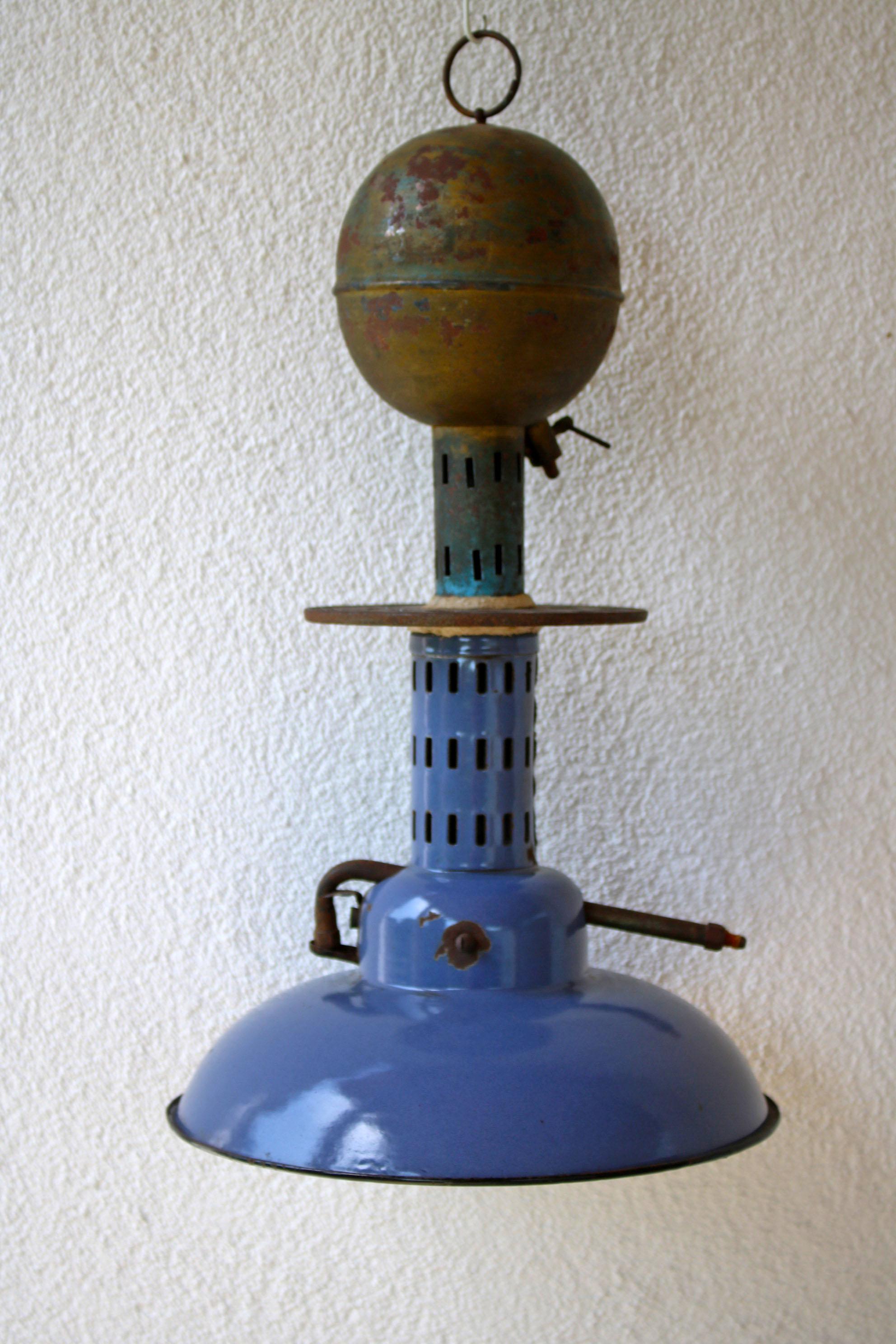 Dies ist eine schöne Hängelampe aus dem späten 19. Jahrhundert, bevor die Elektrizität erfunden wurde, sie verwendet einen flüssigen Brennstoff. Der Lampenschirm ist schön emailliert - die Lampe ist im Originalzustand.