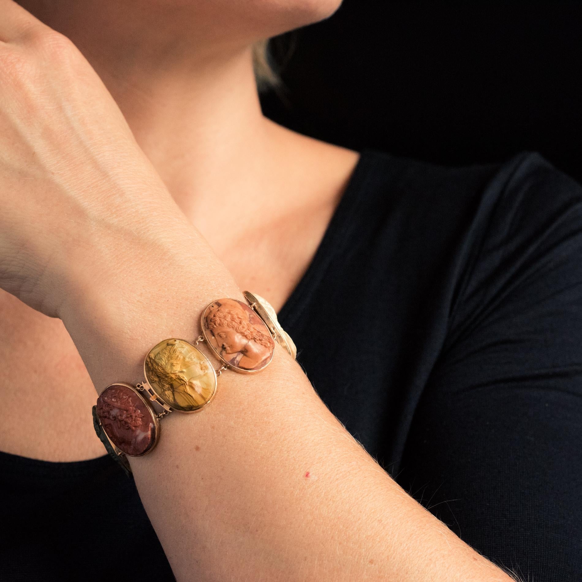 Bracelet in 18 karat rose gold.
Sublime antique jewel, it is adorned with 7 cameos representing profiles of men and women, the one in the center being facing. All are in ornamental stones and marbled lava stone in different colors. They are held