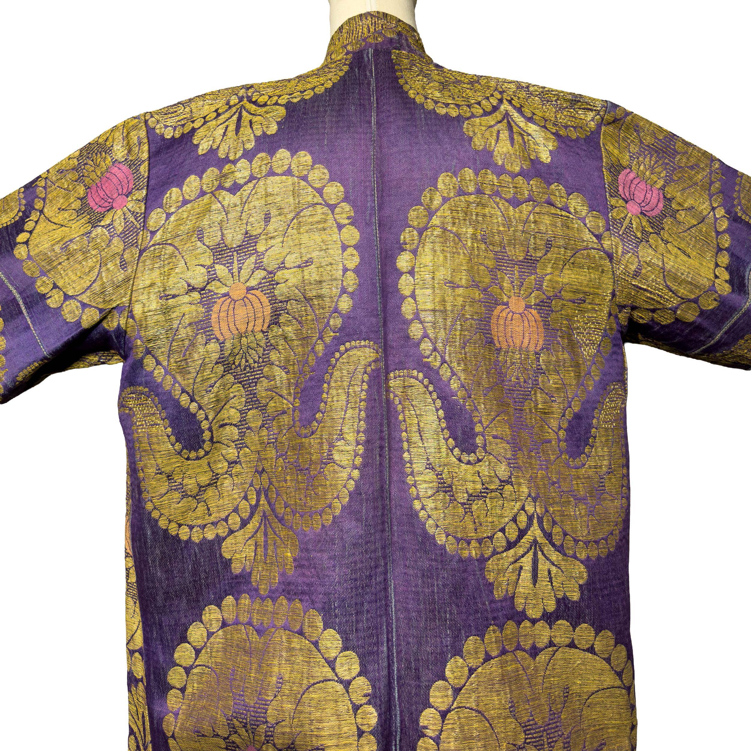 Chapán de brocado metálico lavanda y oro del siglo XIX Uzbeko en venta
