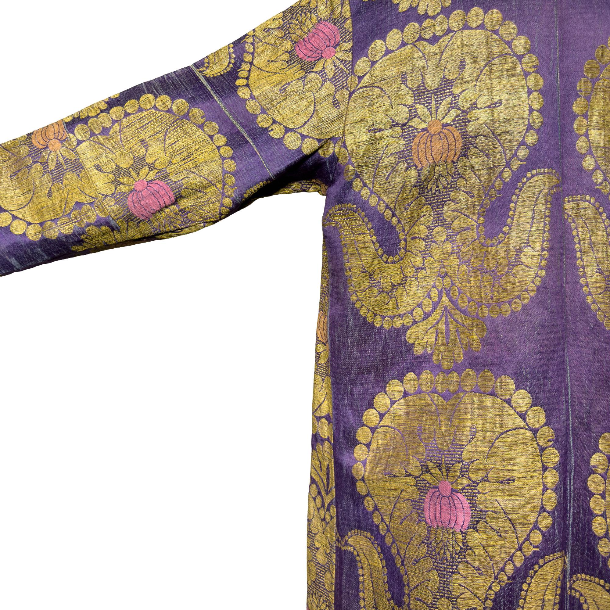 Chapán de brocado metálico lavanda y oro del siglo XIX Tejido en venta