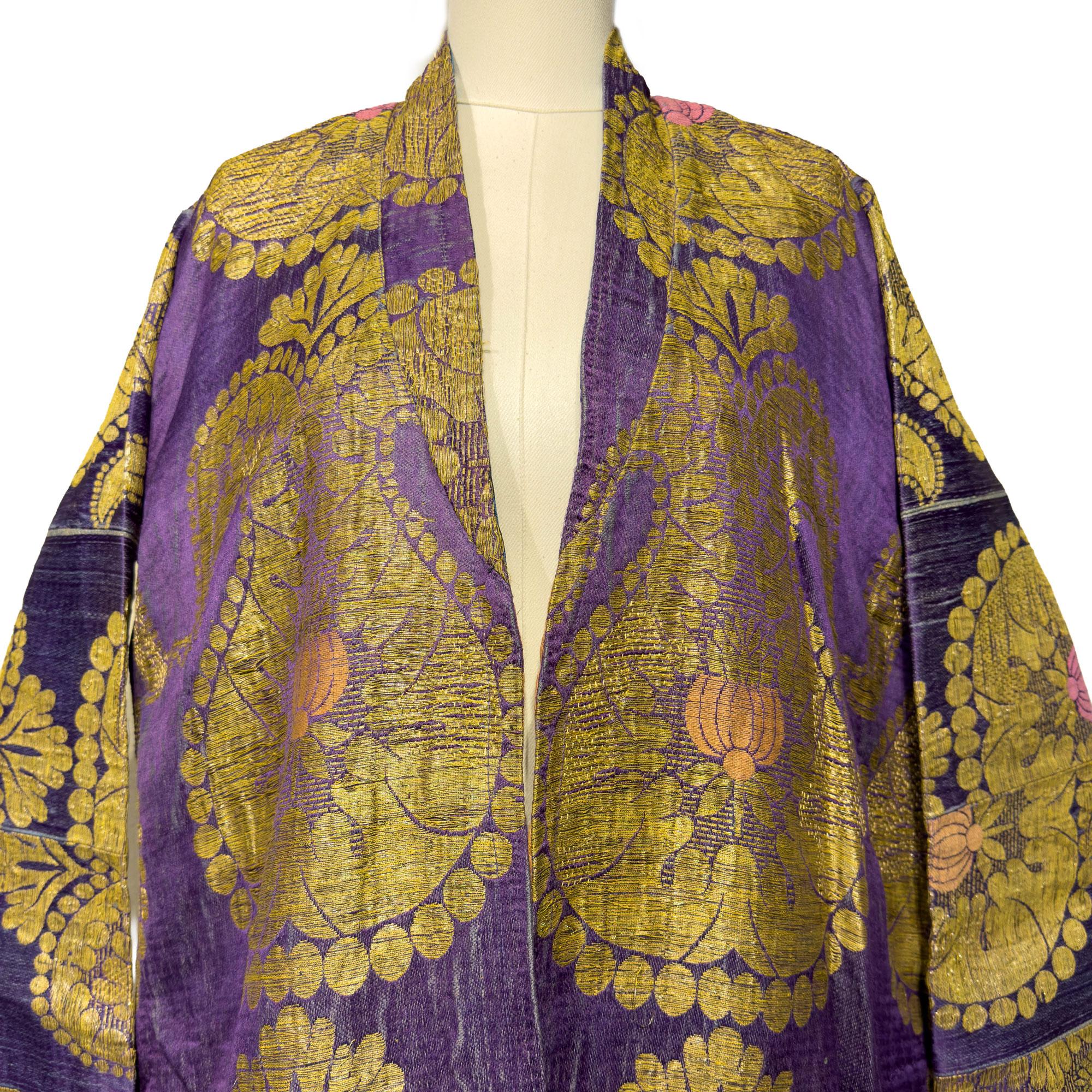 Chapán de brocado metálico lavanda y oro del siglo XIX Algodón en venta