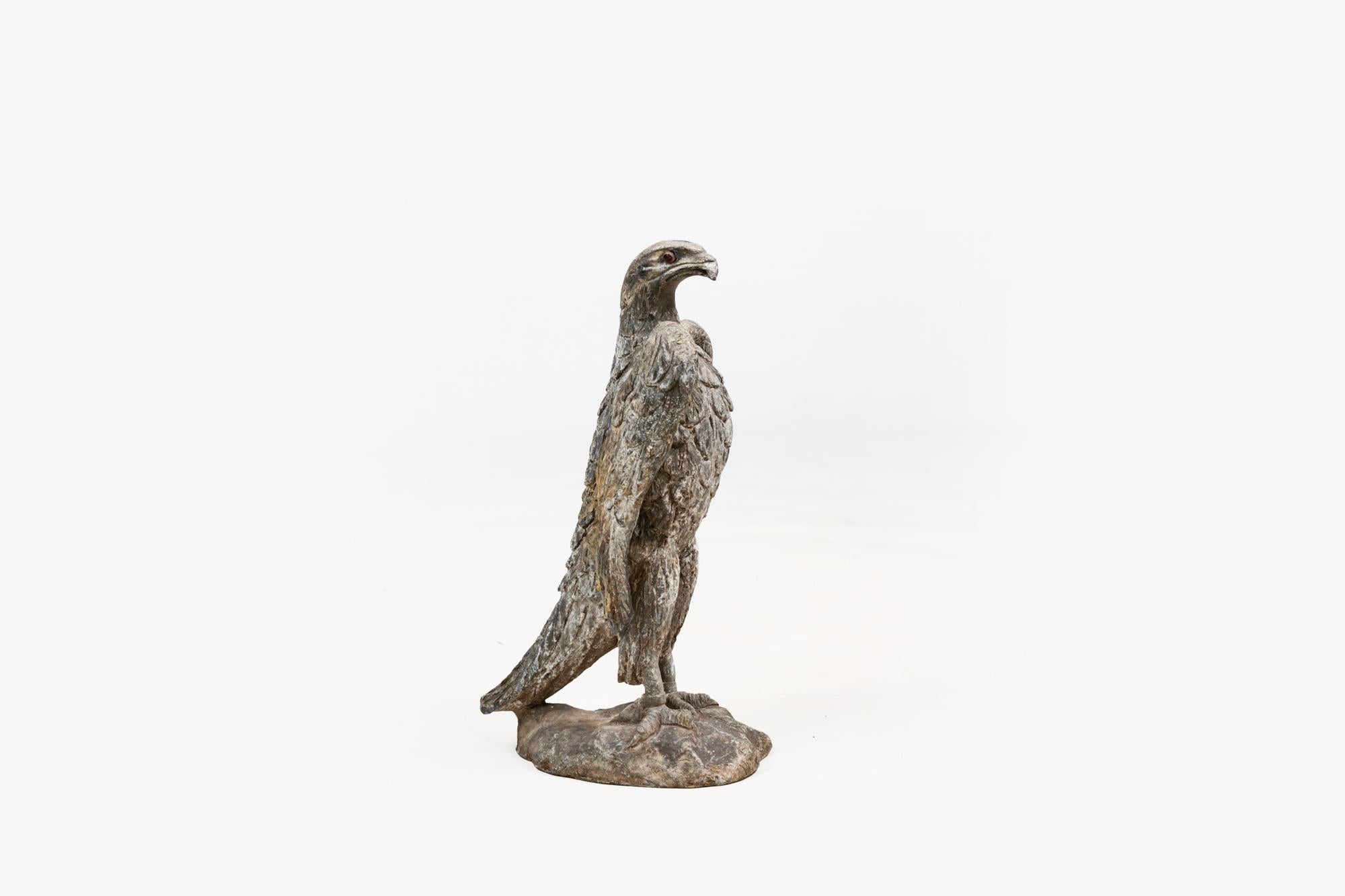 Vetro Statua di aquila in piombo del XIX secolo con occhi di vetro in vendita