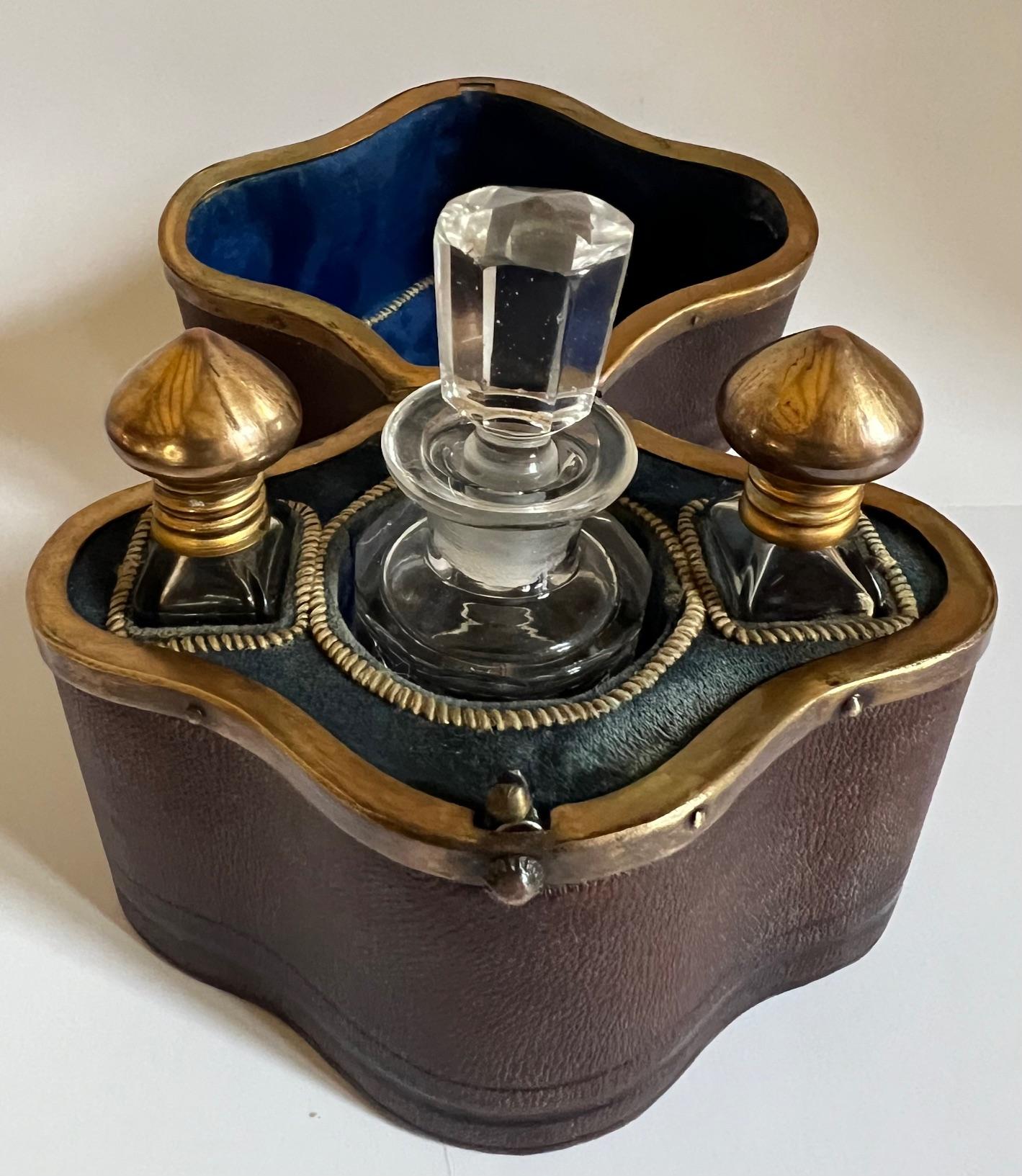 Coffret à parfum de voyage en cuir et laiton du 19e siècle en vente 1