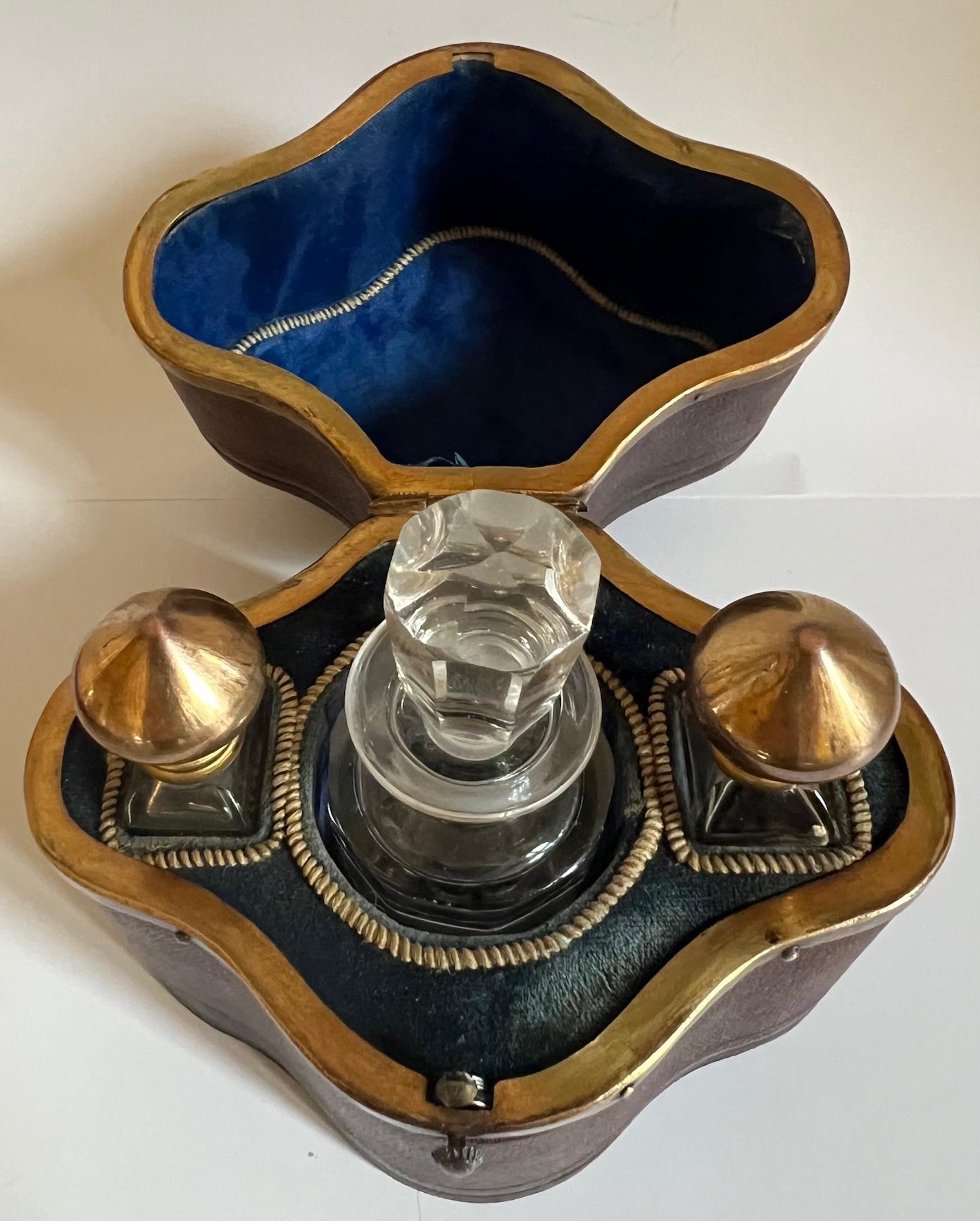Set di profumi da viaggio in pelle e ottone del XIX secolo in vendita 4