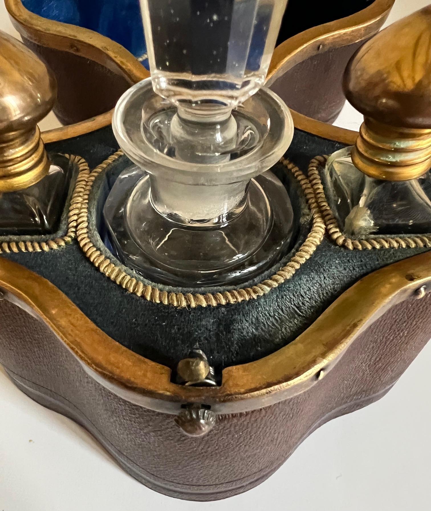 Victorien Coffret à parfum de voyage en cuir et laiton du 19e siècle en vente