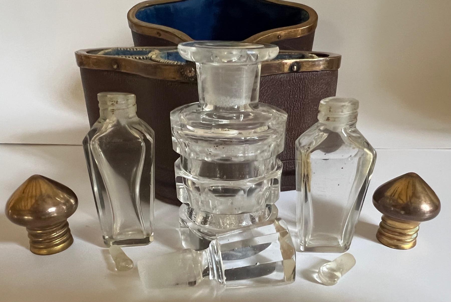 Coffret à parfum de voyage en cuir et laiton du 19e siècle Bon état - En vente à Ross, CA