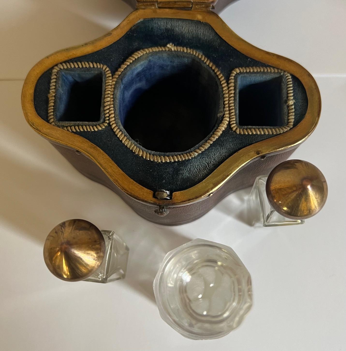 XIXe siècle Coffret à parfum de voyage en cuir et laiton du 19e siècle en vente