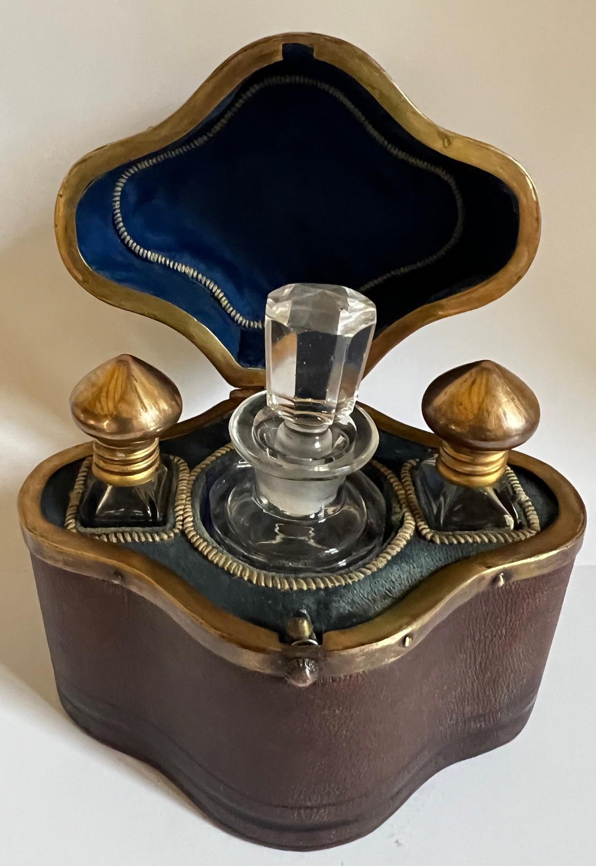 Cuir Coffret à parfum de voyage en cuir et laiton du 19e siècle en vente