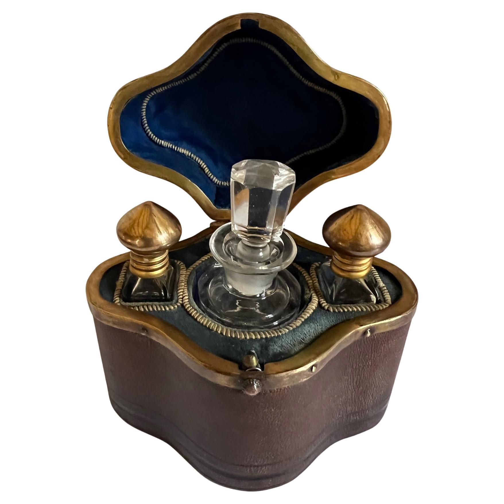 Coffret à parfum de voyage en cuir et laiton du 19e siècle en vente