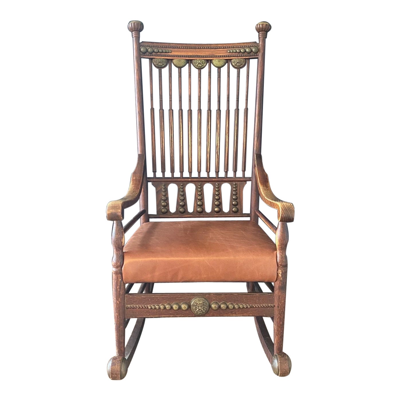 Silla mecedora de roble Soleil del siglo XIX de cuero y adornos de latón