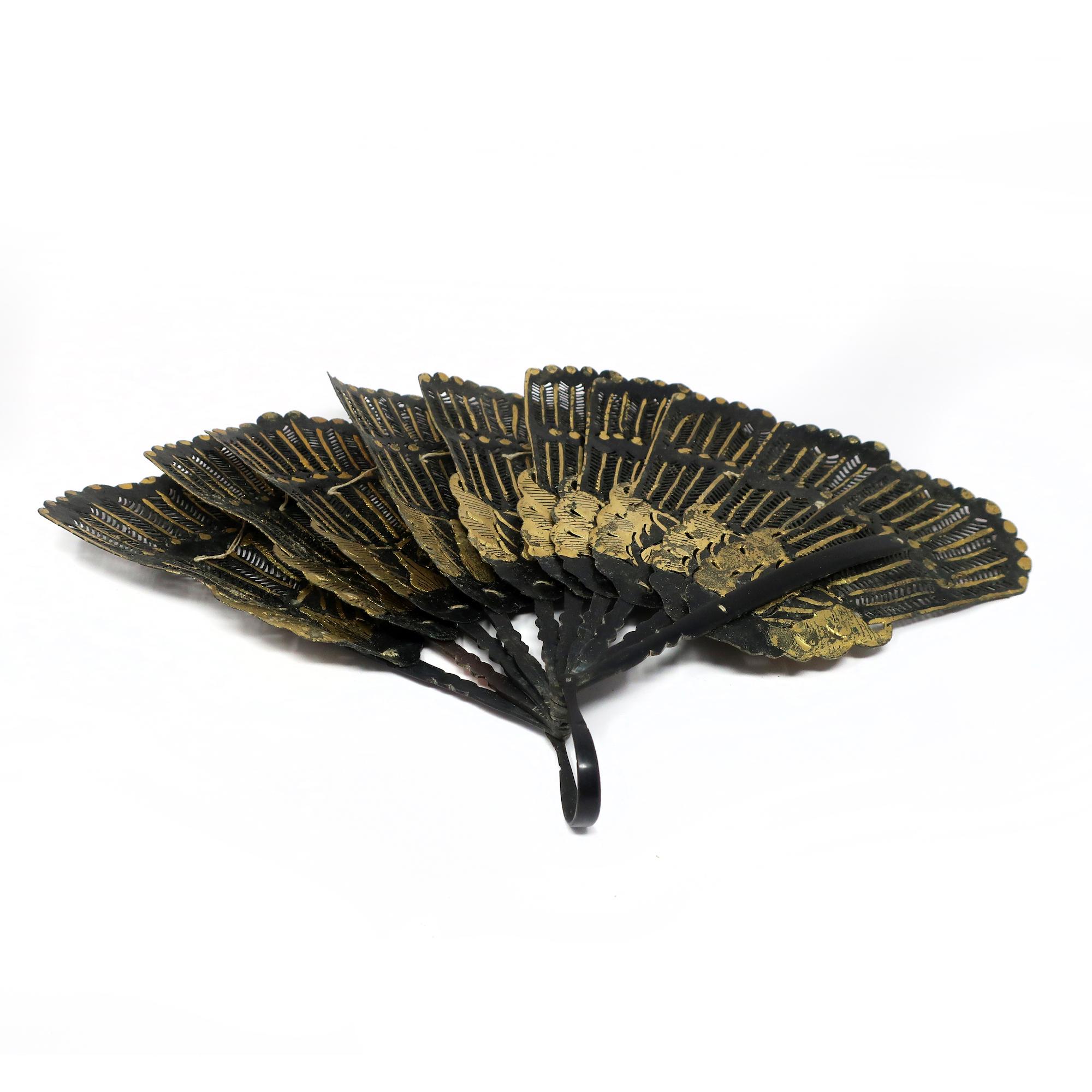 Handfächer aus Leder und Blattgold aus dem 19. im Zustand „Gut“ im Angebot in Brooklyn, NY
