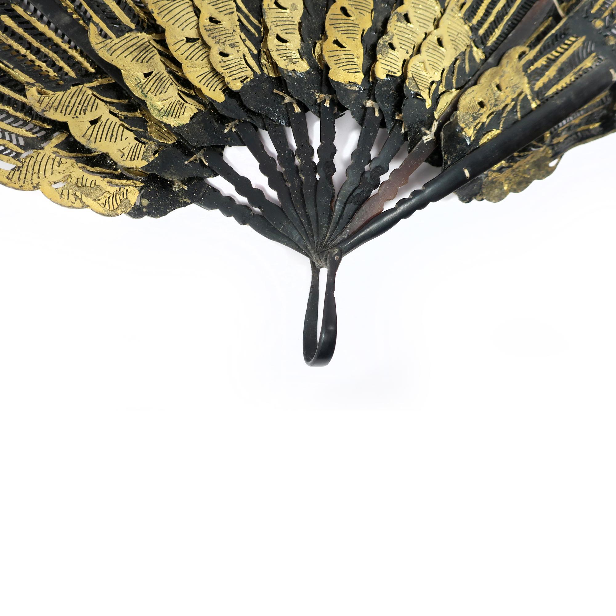 Cuir Eventail à main en cuir et feuilles d'or du 19e siècle en vente