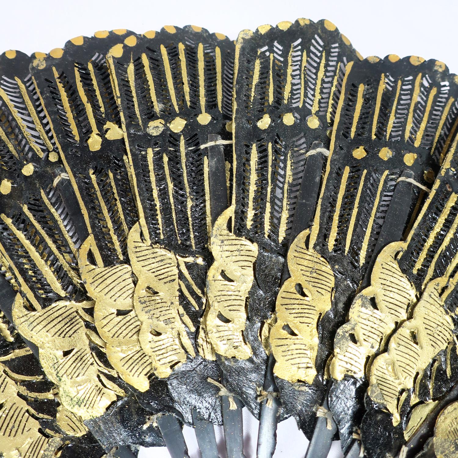 Eventail à main en cuir et feuilles d'or du 19e siècle en vente 1
