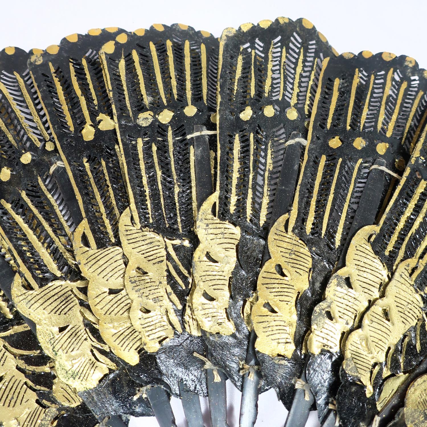 Eventail à main en cuir et feuilles d'or du 19e siècle en vente 2