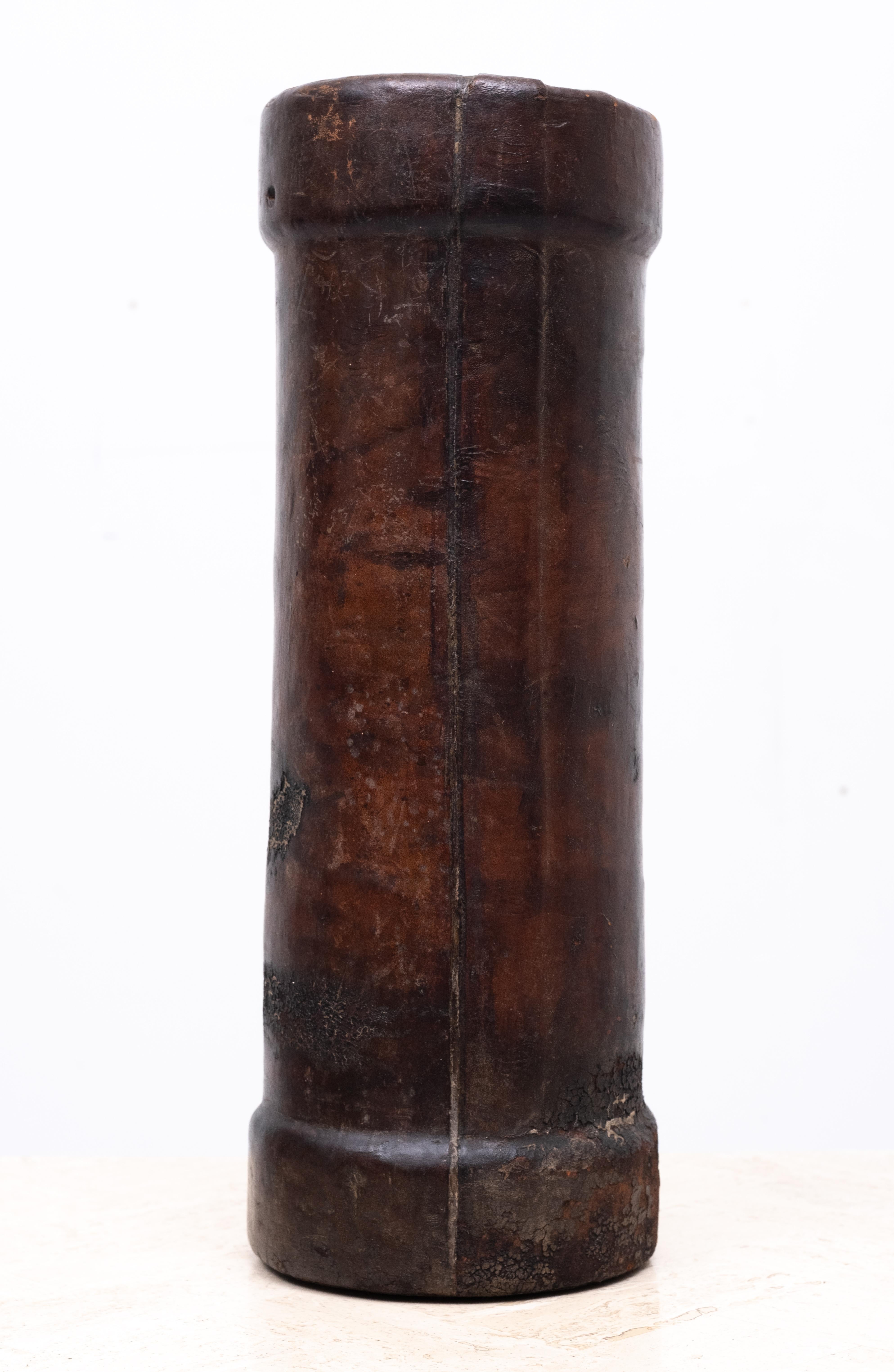 Englischer Leder-Kordit-Träger aus dem späten 19. Jahrhundert, der ursprüngliche Tragegriff ist verloren, einige Brandflecken 
marken, stark gebraucht. Jede Menge Patina. Schöne braune Farben. 

   