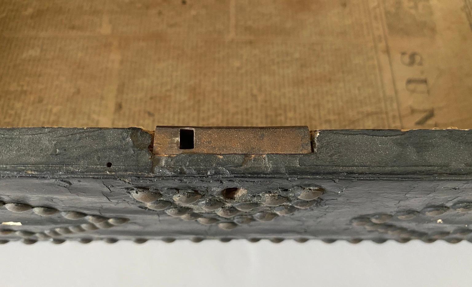 lederbezogene Schachtel des 19. Jahrhunderts mit gewölbtem Deckel:: Messinggriff und Scharnieren (amerikanisch) im Angebot