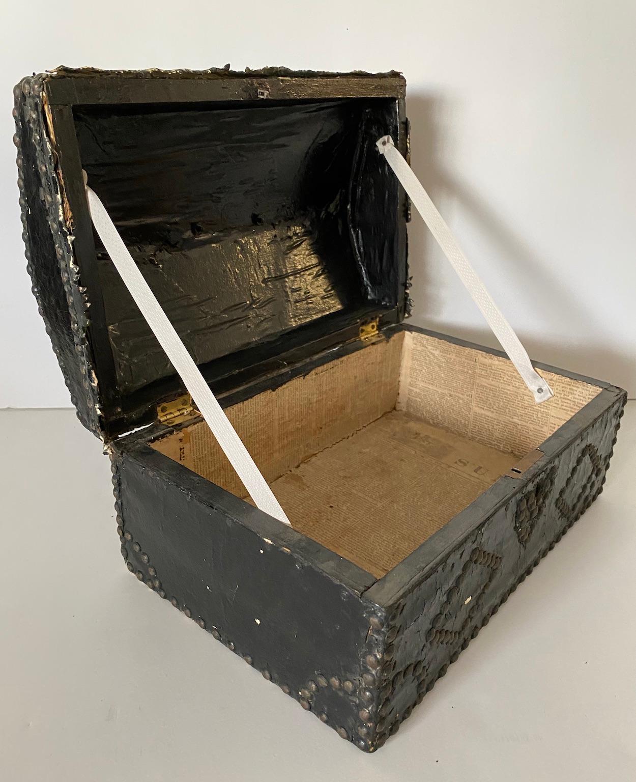 boîte en cuir du XIXe siècle avec couvercle bombé:: poignée et charnières en laiton en vente 1
