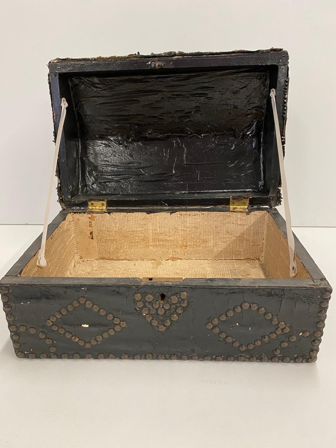 boîte en cuir du XIXe siècle avec couvercle bombé:: poignée et charnières en laiton en vente 2