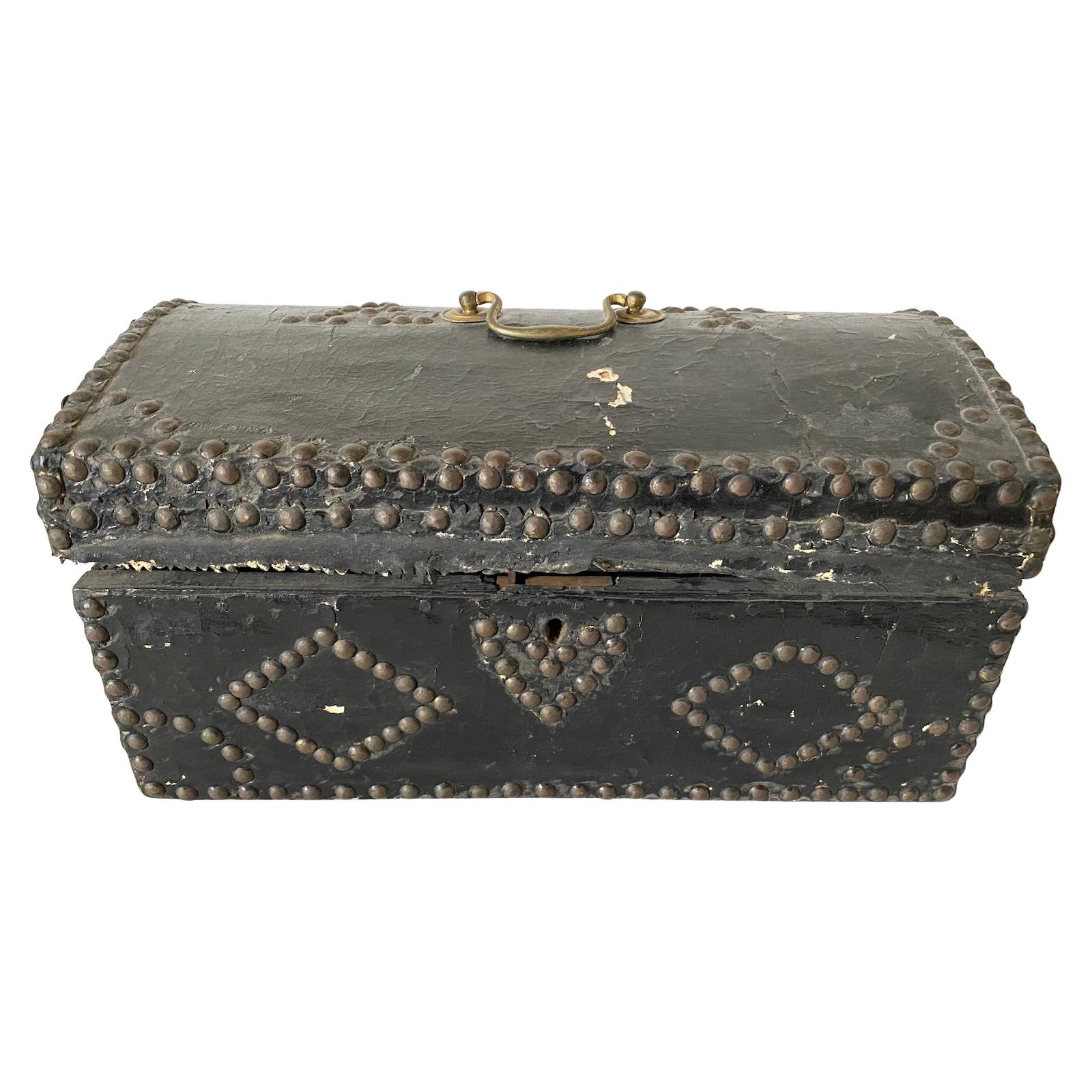 Caja forrada de cuero del siglo XIX con tapa abovedada, asa y bisagras de latón en venta