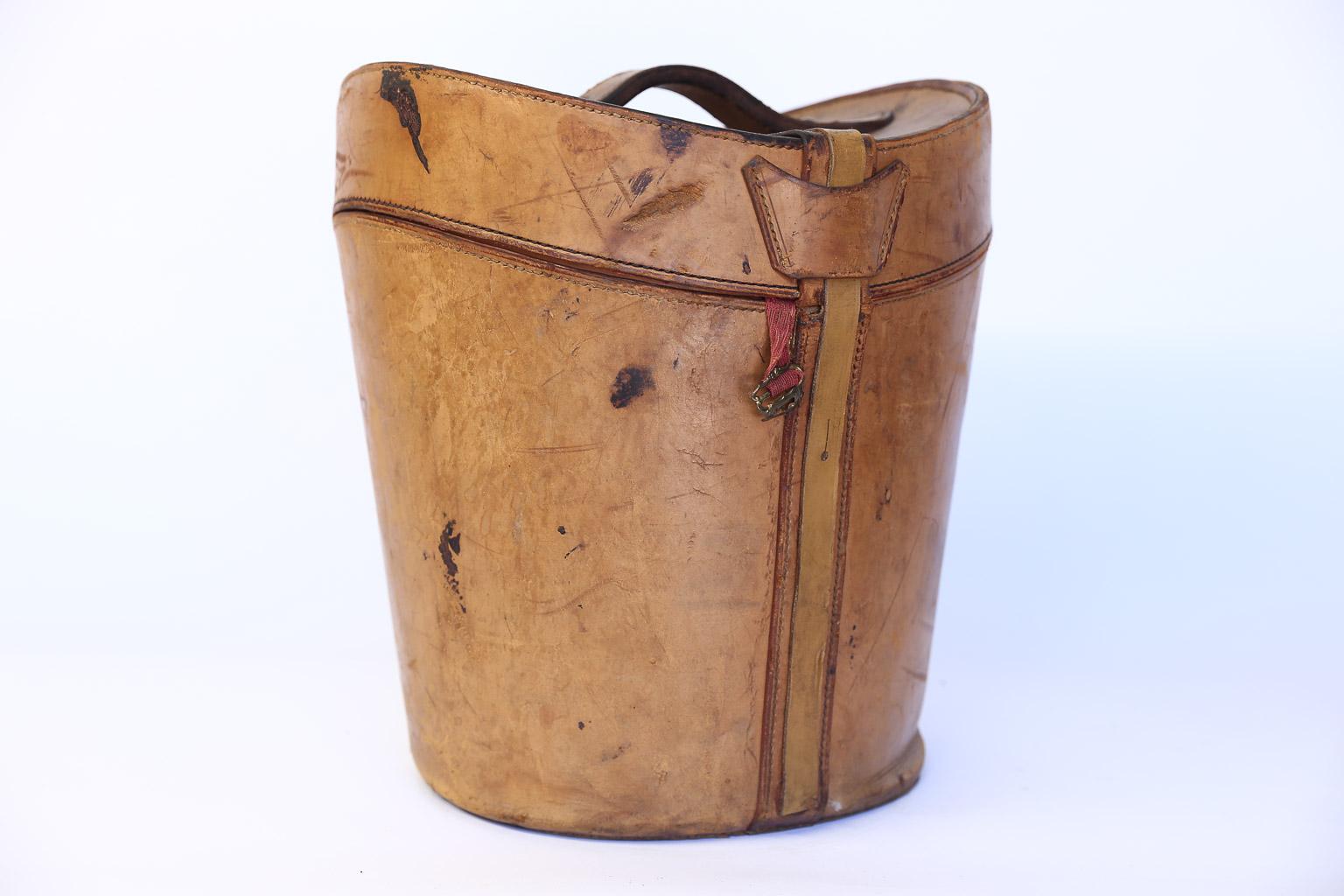 19th Century Leather Hat Box Containing Two Men's Hats In Good Condition In Houston, TX