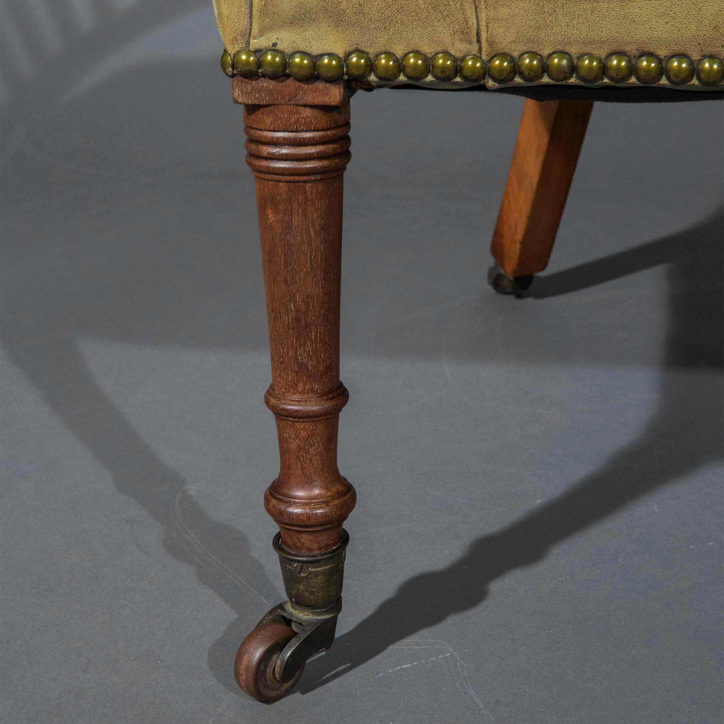 XIXe siècle Chaise à pantoufles en cuir du 19e siècle en vente