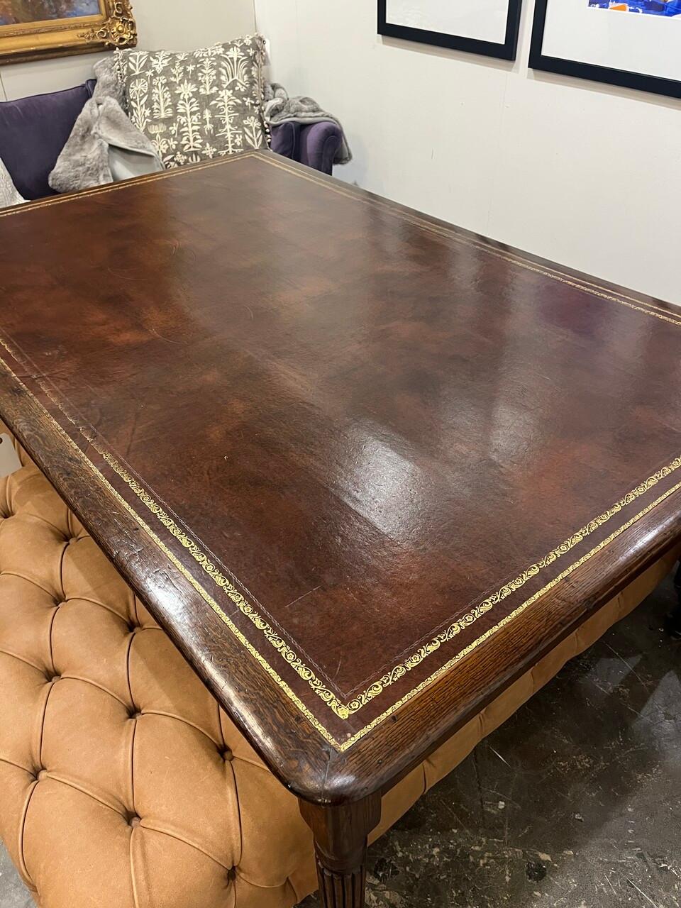 19. Jahrhundert Lederplatte Partner Schreibtisch. Ein schönes Möbelstück mit unglaublicher Patina. 3 Schubladen auf jeder Seite. Wahrscheinlich hatte er früher Rollen.