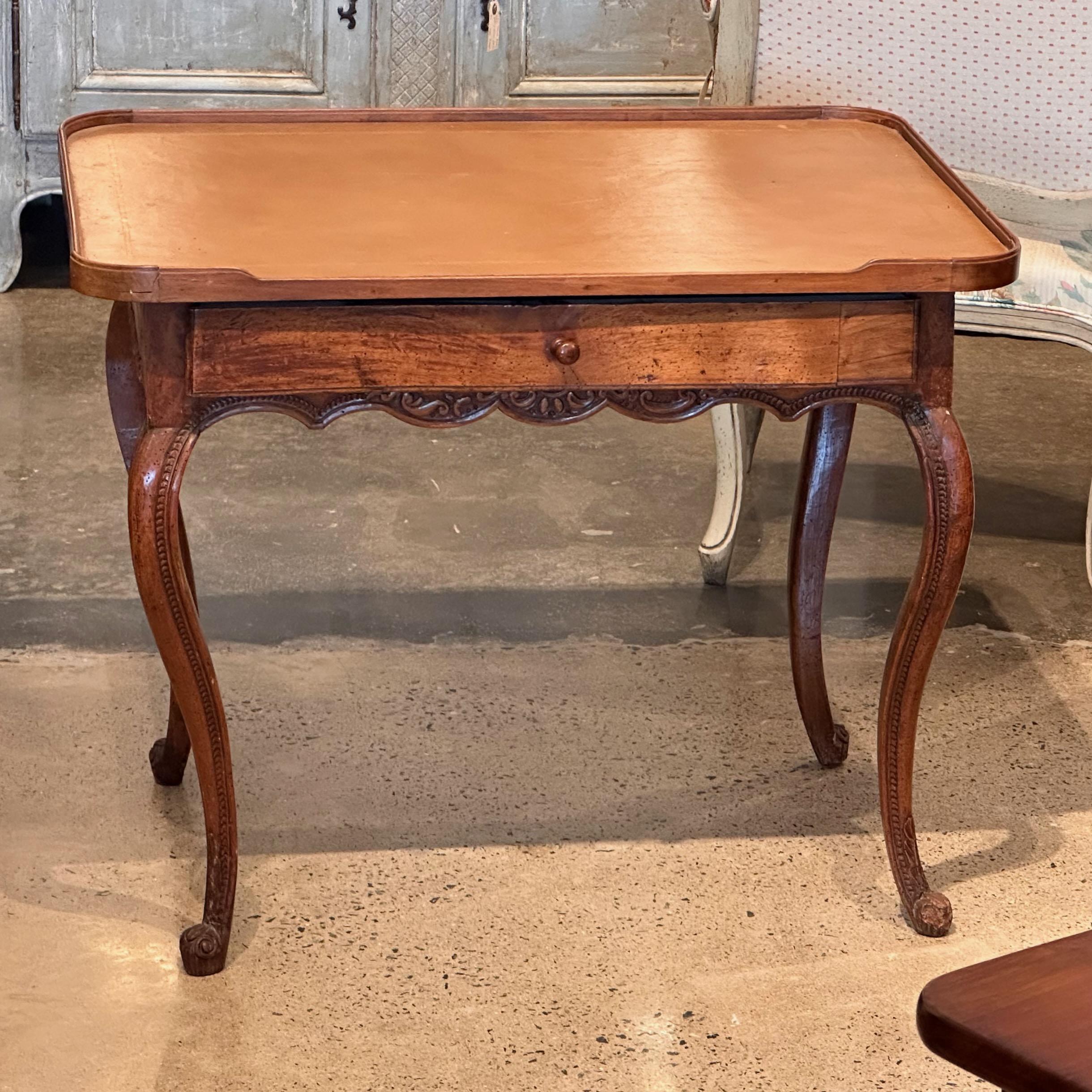 XIXe siècle Table à plateau en cuir du 19e siècle en vente