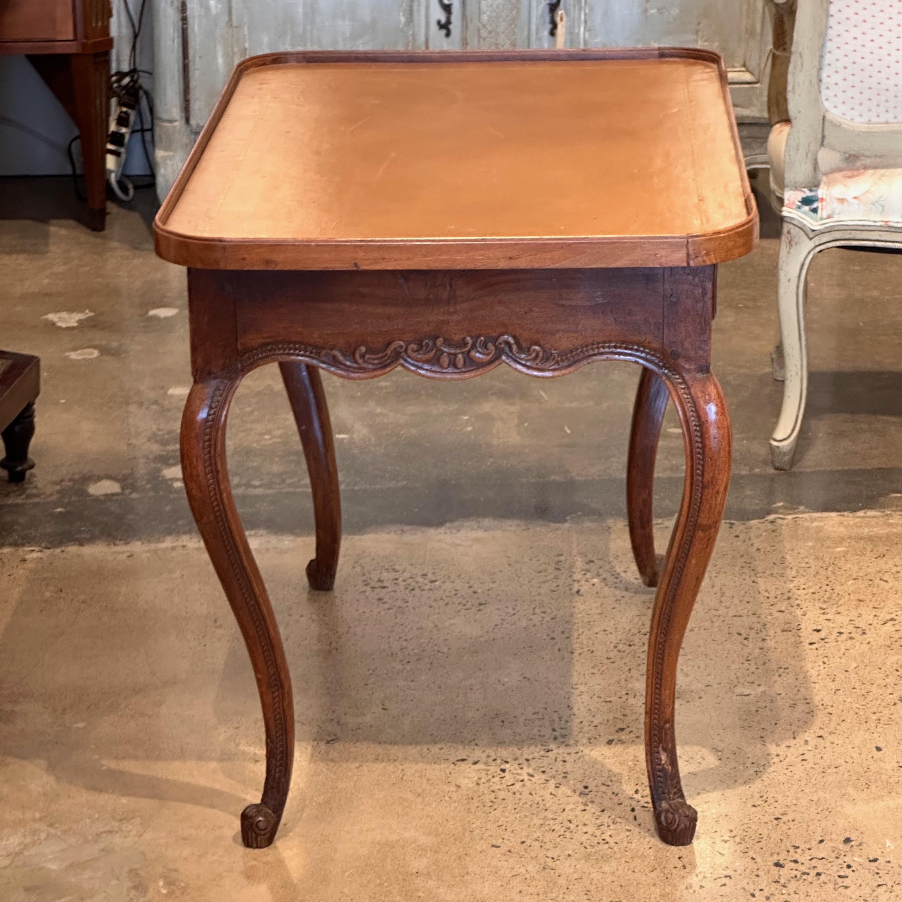 Cuir Table à plateau en cuir du 19e siècle en vente