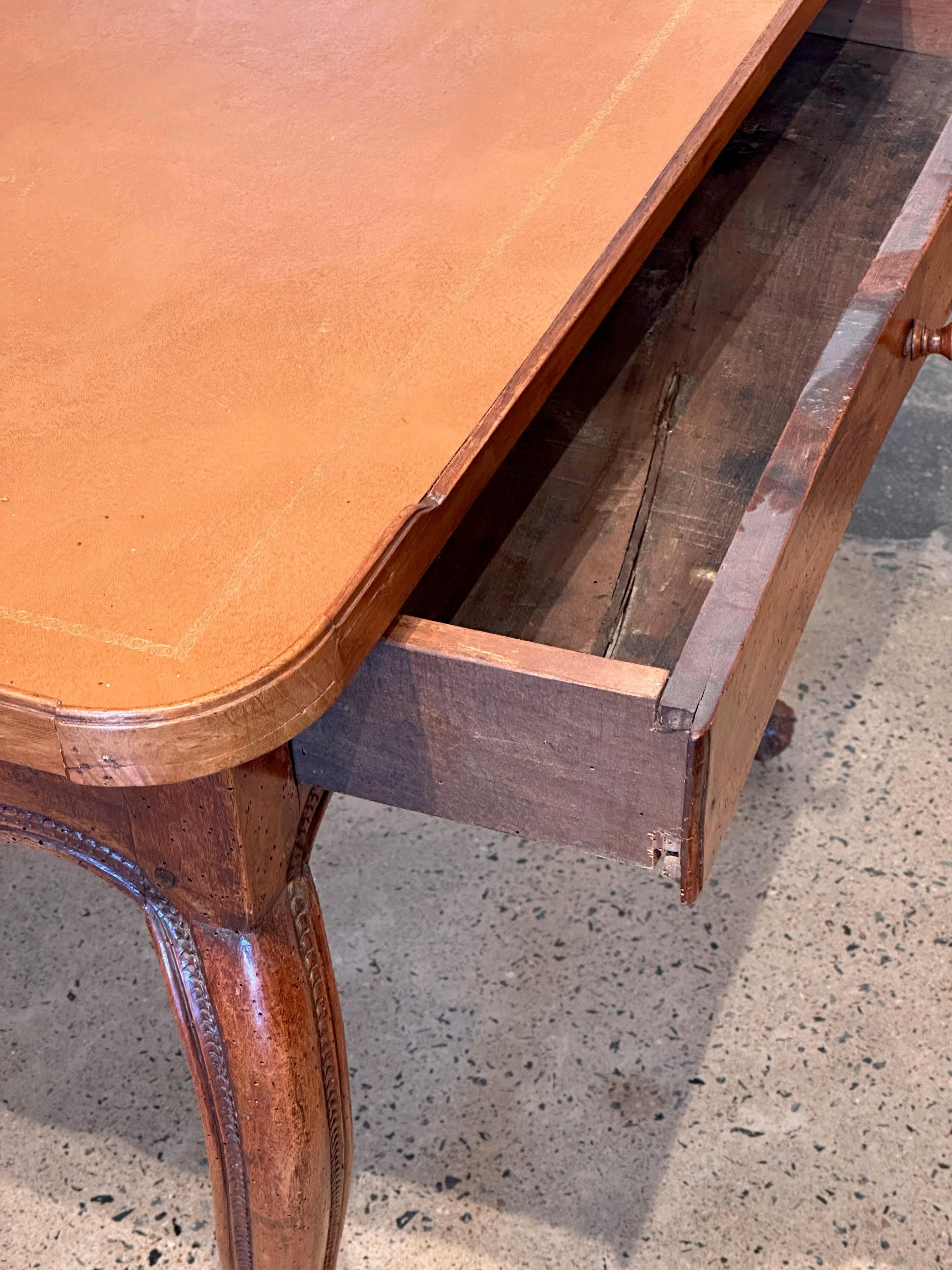 Table à plateau en cuir du 19e siècle en vente 1
