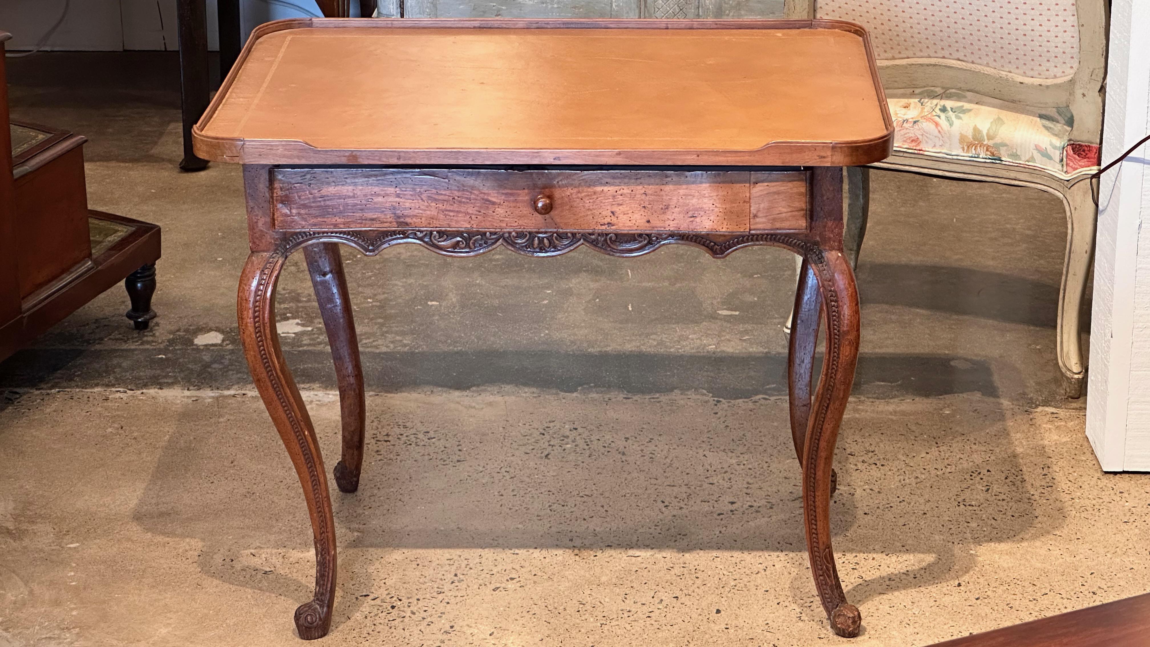 Table à plateau en cuir du 19e siècle en vente 2