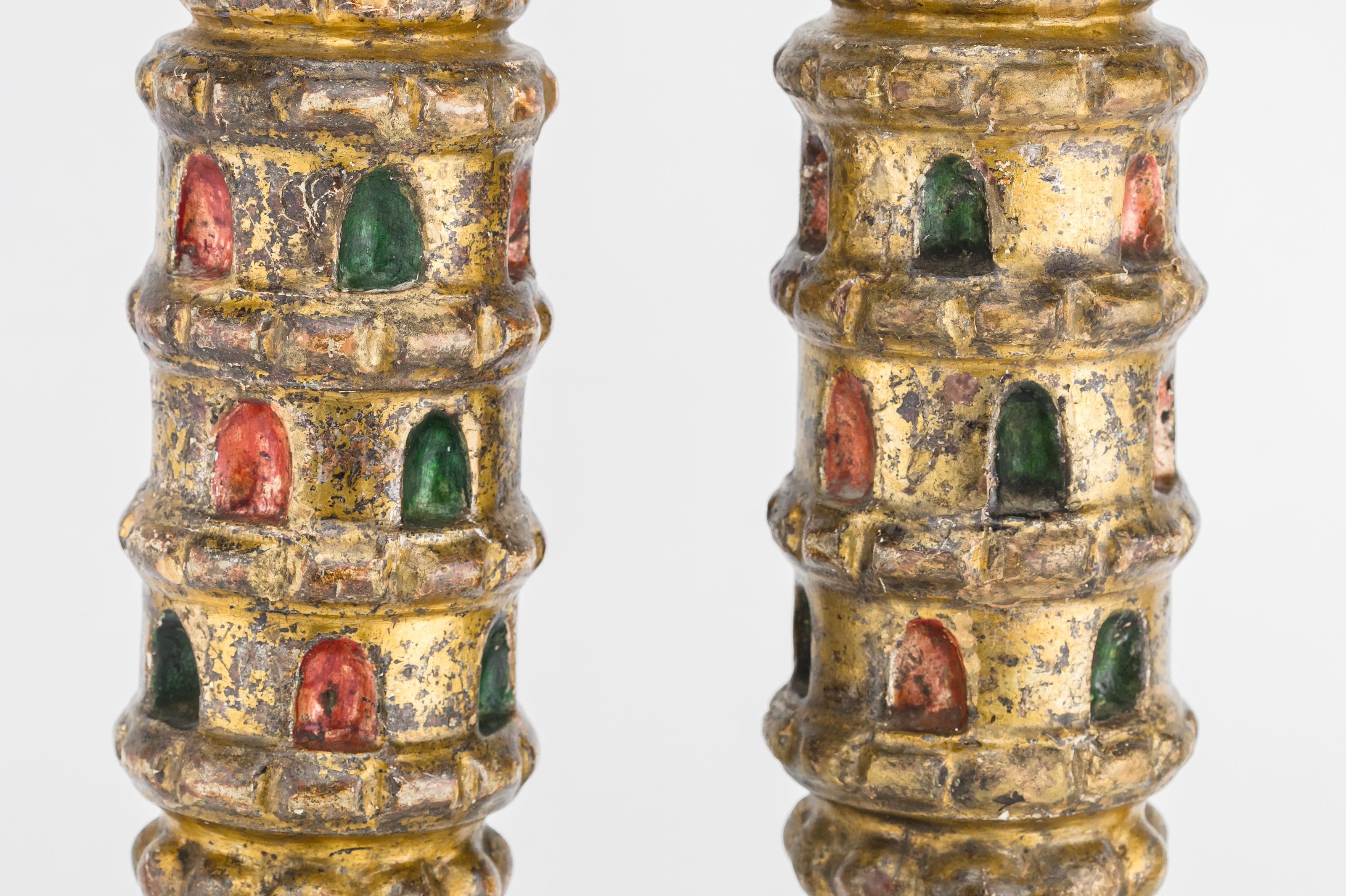 Paar hölzerne Tora-Finials, Libyen, 19. Jahrhundert.
Handgeschnitzt und mit roter, grüner und goldener Farbe verziert.
Schönes und seltenes Beispiel für hölzerne Tora-Ornamente.
Ein ähnliches Beispiel findet sich im Katalog des Hechal Shlomo