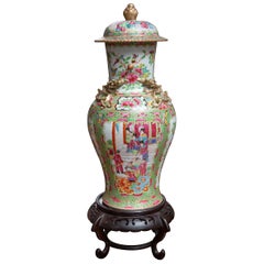 Vaso con coperchio a medaglione rosa del XIX secolo