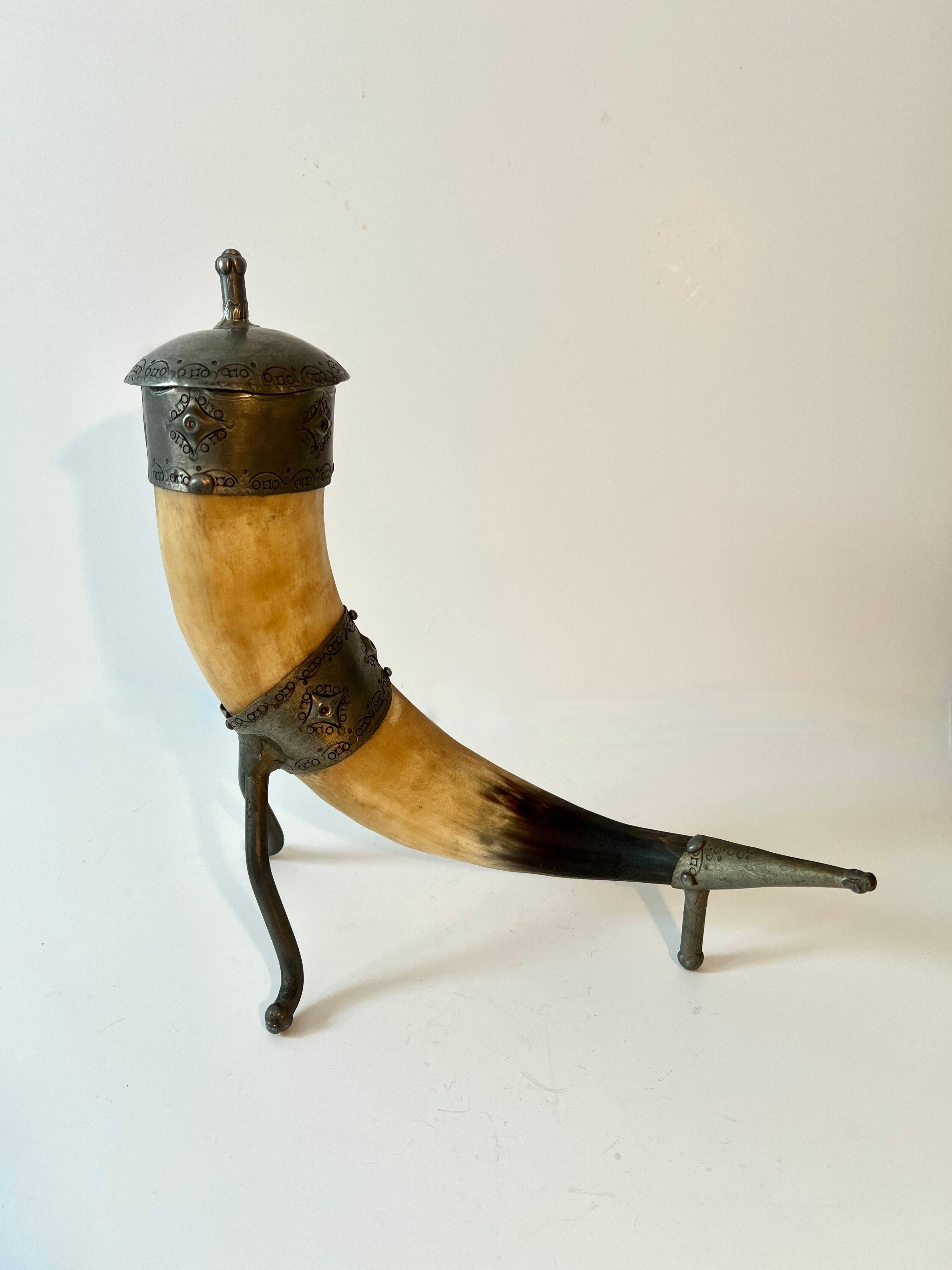 Rustique Vase à couvercle ou corne sculpturale du 19e siècle décoré d'étain gravé à l'eau-forte en vente
