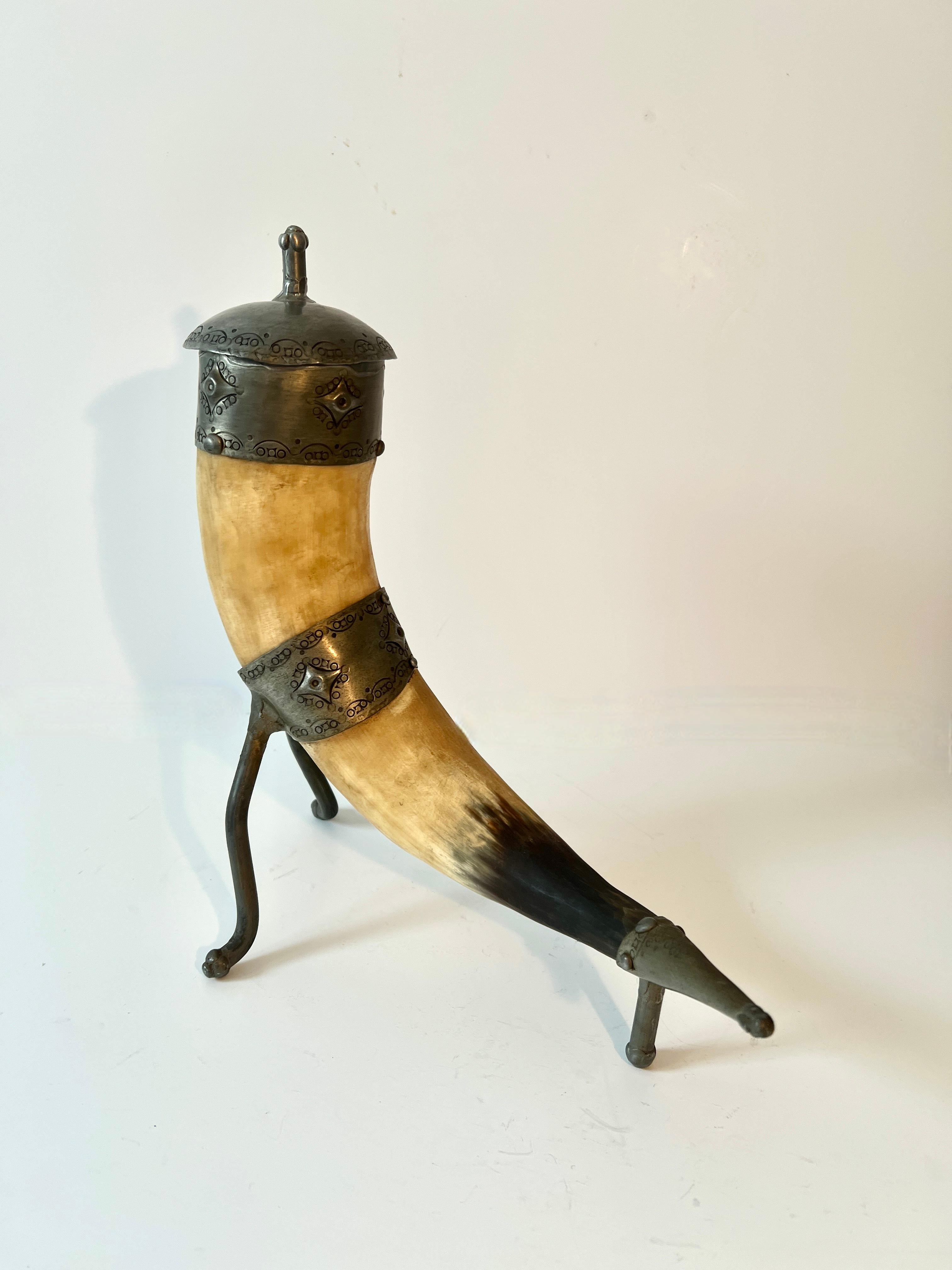 Fait main Vase à couvercle ou corne sculpturale du 19e siècle décoré d'étain gravé à l'eau-forte en vente