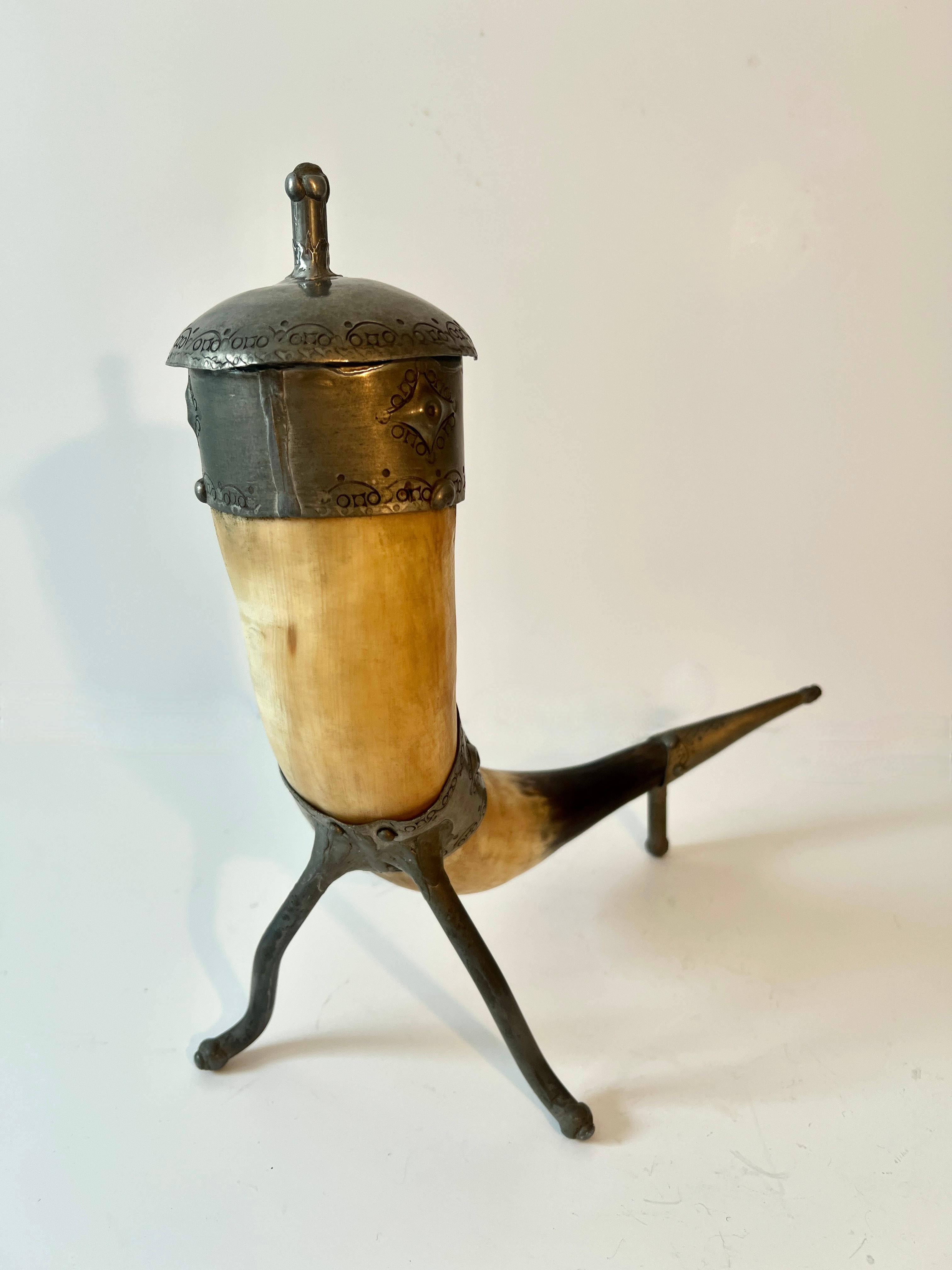 Vase à couvercle ou corne sculpturale du 19e siècle décoré d'étain gravé à l'eau-forte Bon état - En vente à Los Angeles, CA