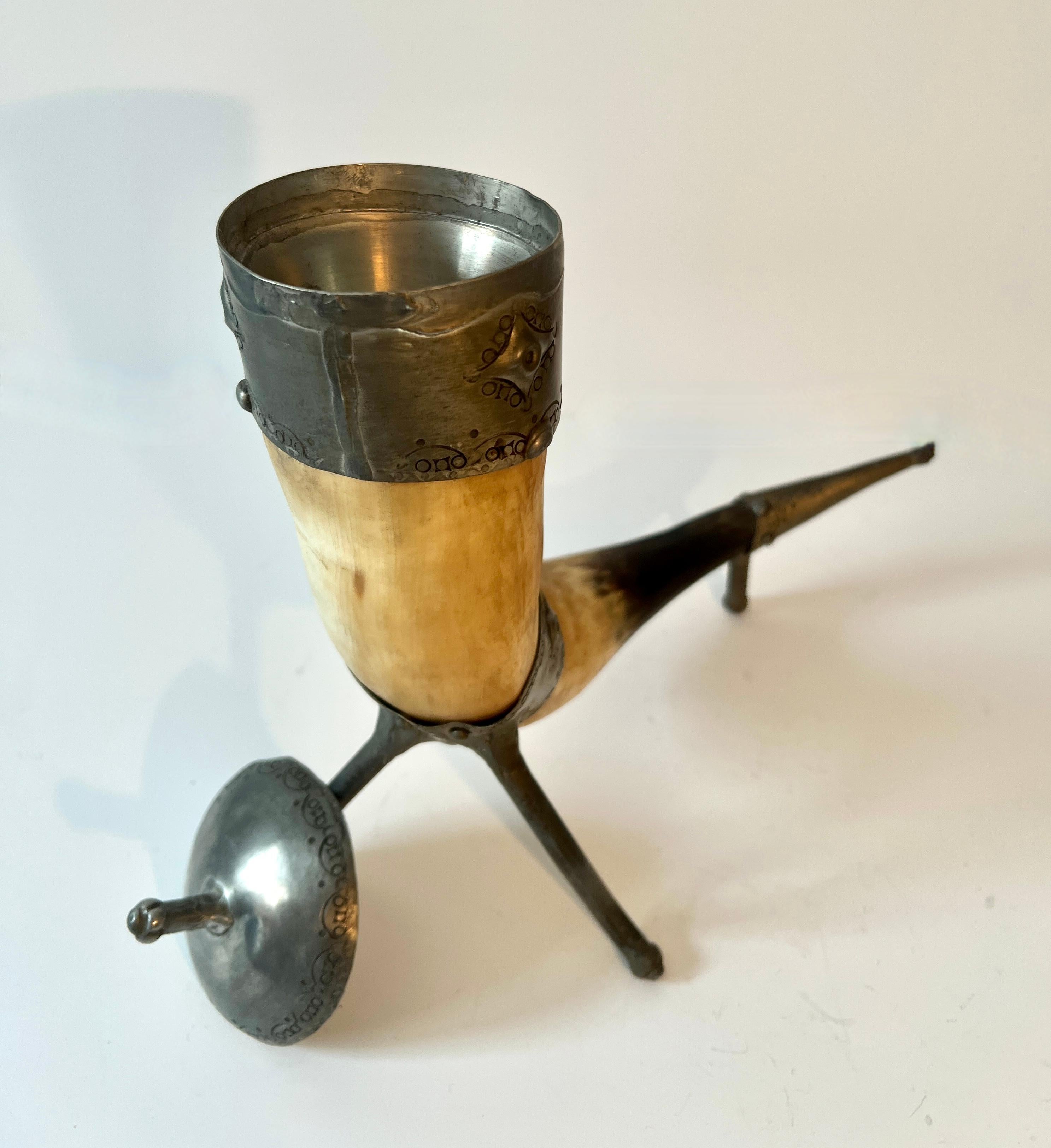 XIXe siècle Vase à couvercle ou corne sculpturale du 19e siècle décoré d'étain gravé à l'eau-forte en vente