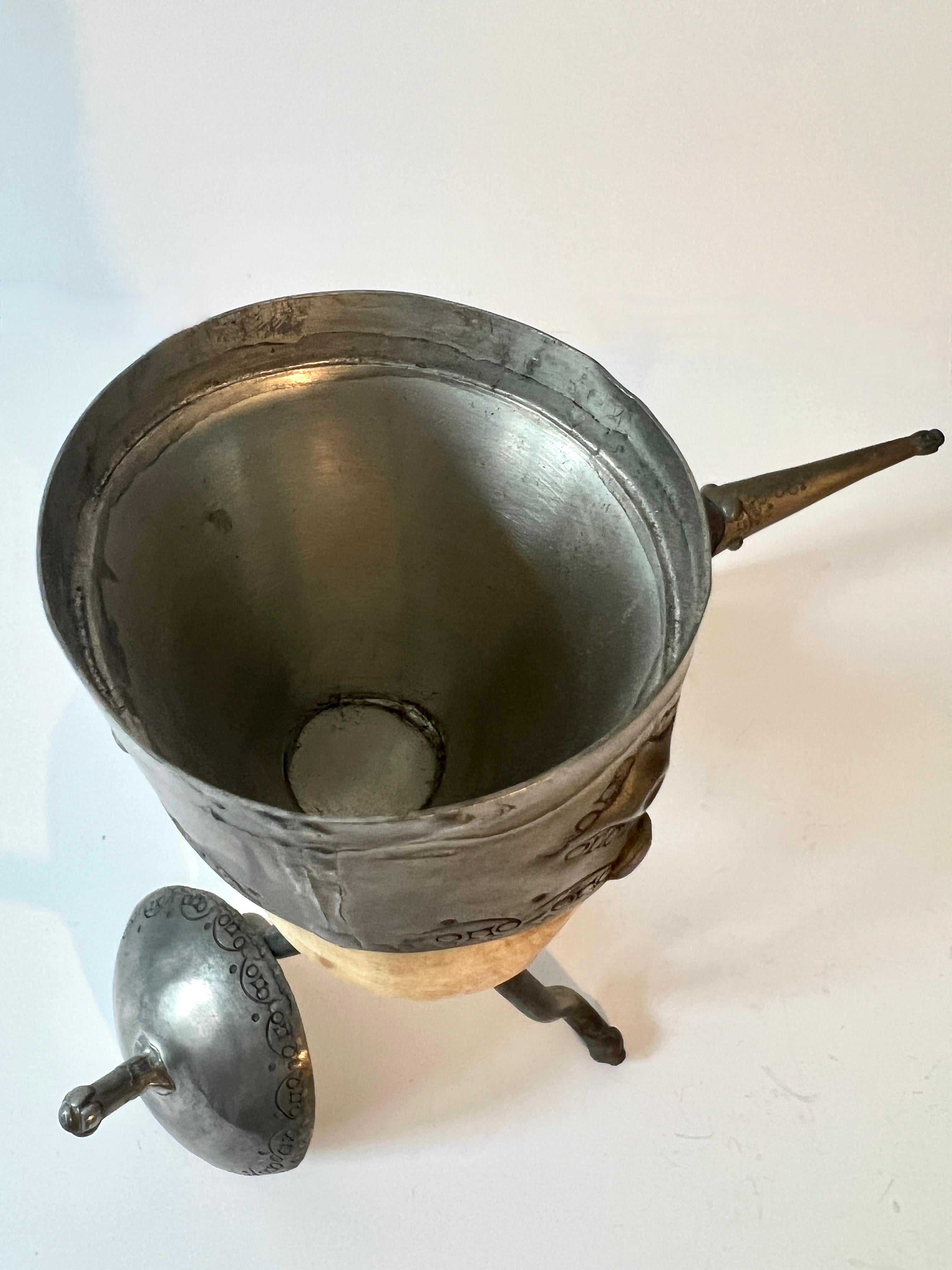 Corne Vase à couvercle ou corne sculpturale du 19e siècle décoré d'étain gravé à l'eau-forte en vente