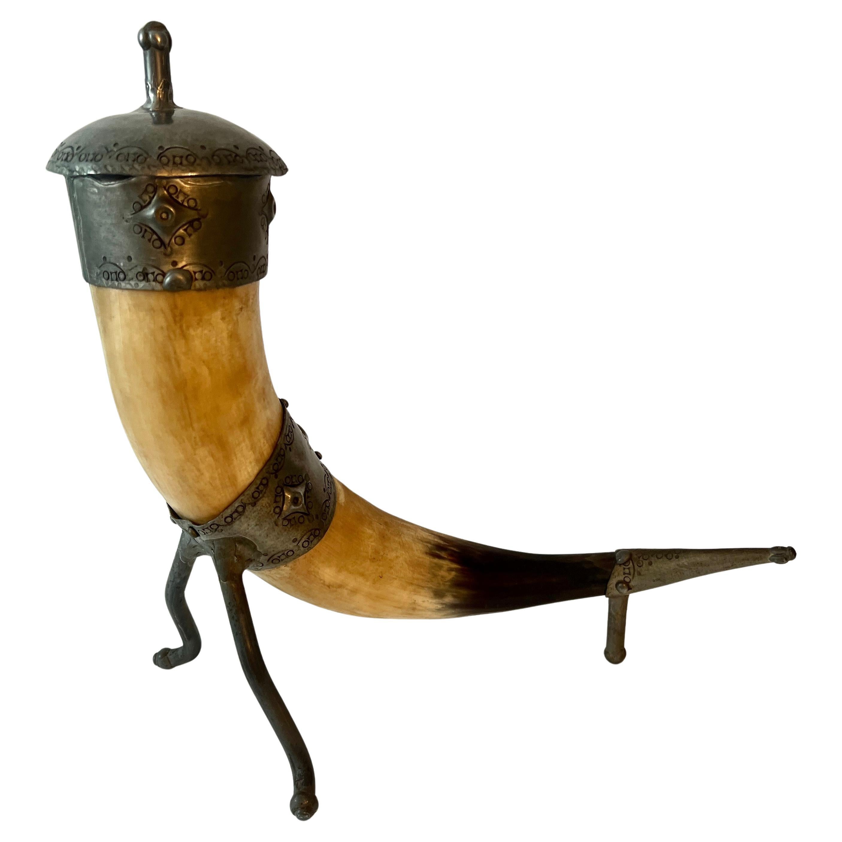 Vaso con coperchio del XIX secolo o Horn scultoreo decorato con peltro inciso