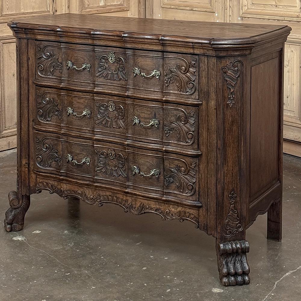 Il Commode Luigi XIV del XIX secolo rappresenta la grandezza dell'epoca, ma è realizzato in rovere massiccio con l'ottone solo come accento, il che lo rende molto più compatibile con i decori più informali di oggi.  Il piano sagomato e smussato si