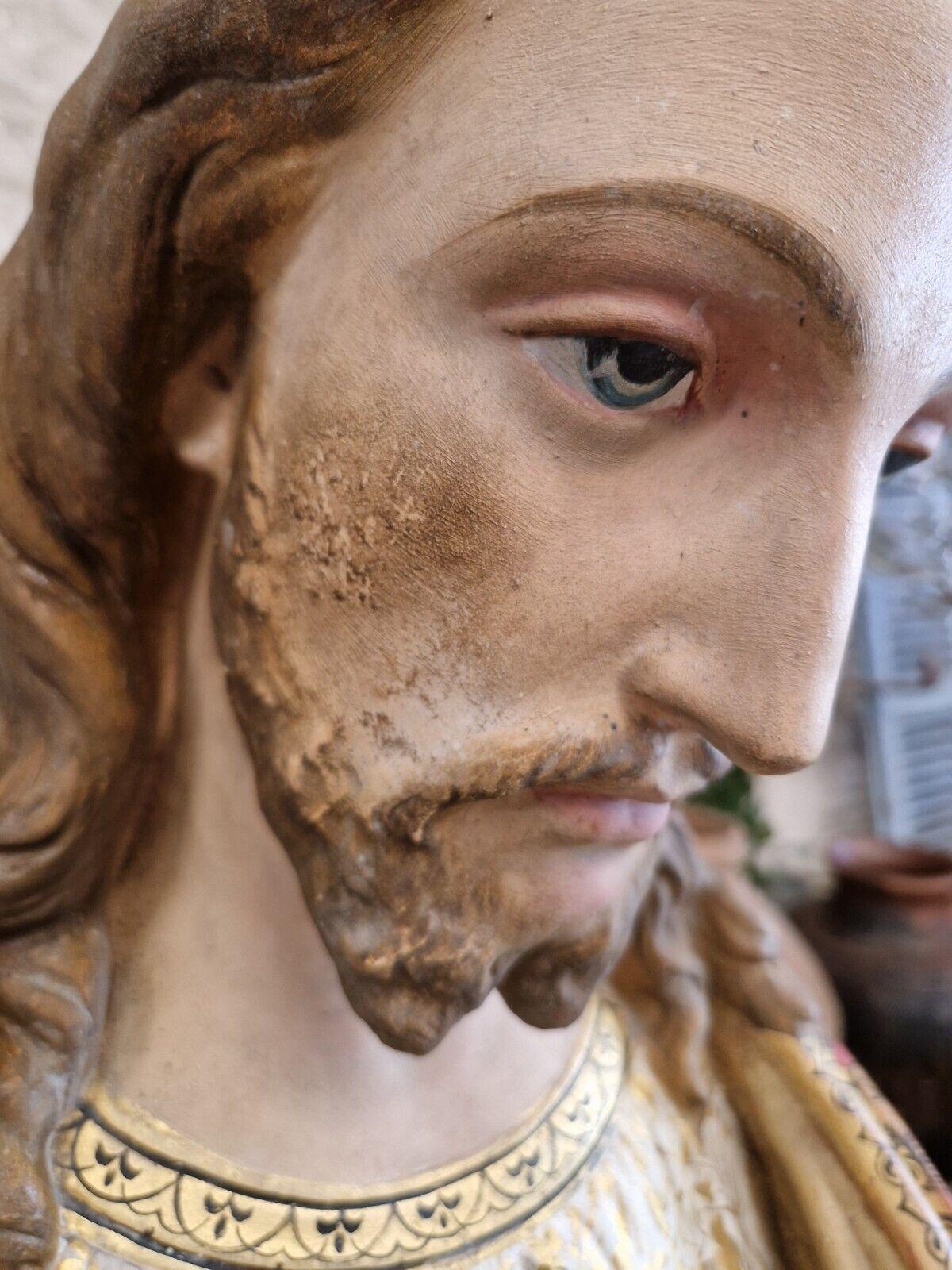 Diese lebensgroße Skulptur aus dem 19. Jahrhundert stellt das Heiligste Herz Jesu in erstaunlichem Realismus dar. Das Stück ist aus Gips handgeschnitzt und weist komplizierte Details auf, die das Wesen des Motivs einfangen. Die Statue hat eine