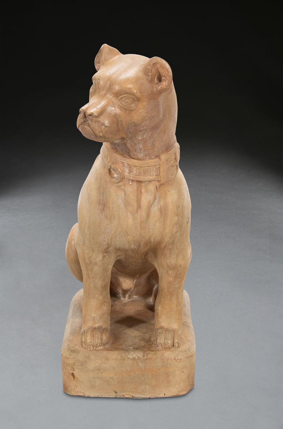 Un raro e affascinante modello a grandezza naturale di un cane seduto in terracotta smerigliata, con la testa girata e un'espressione curiosa sul volto. È chiaro che ha trascorso tutta la sua vita al chiuso, dato che le condizioni sono molto buone e