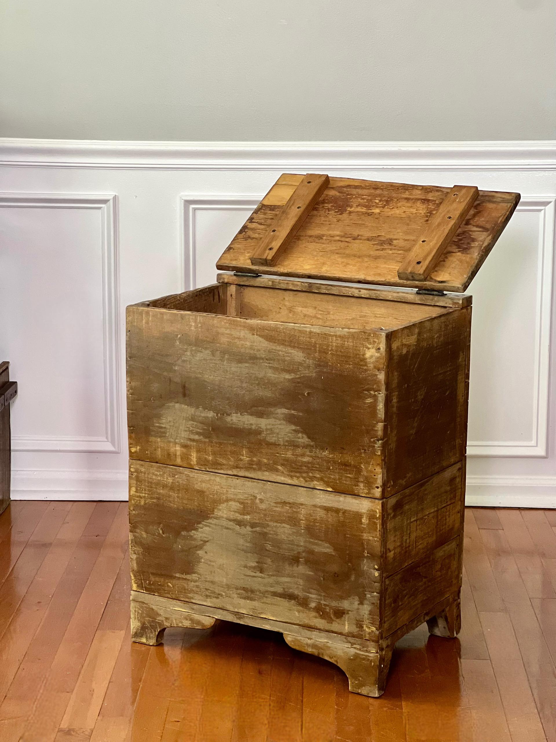 Antiguo granero o harinero artesanal con tapa elevable, hacia 1870.  Se trata de una hermosa papelera rústica hecha de tablones de madera maciza con patas de ménsula y una tapa con bisagras que muestra una deseable pátina desgastada por el tiempo. 
