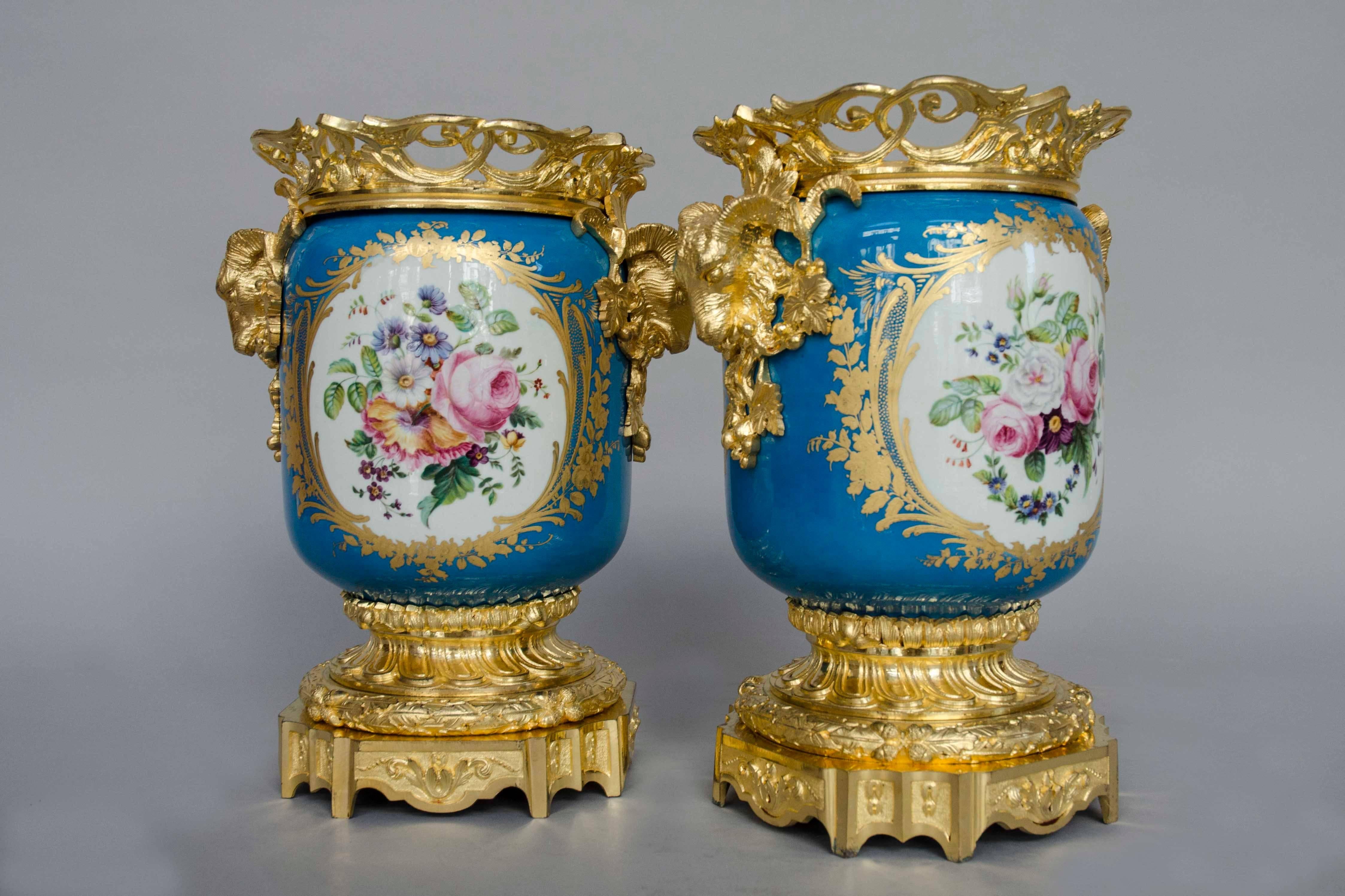 19th Century Light Bleu Ground Ormolu-Mounted Sevres Style Jardinieres Urns In Excellent Condition For Sale In Brussels, BE