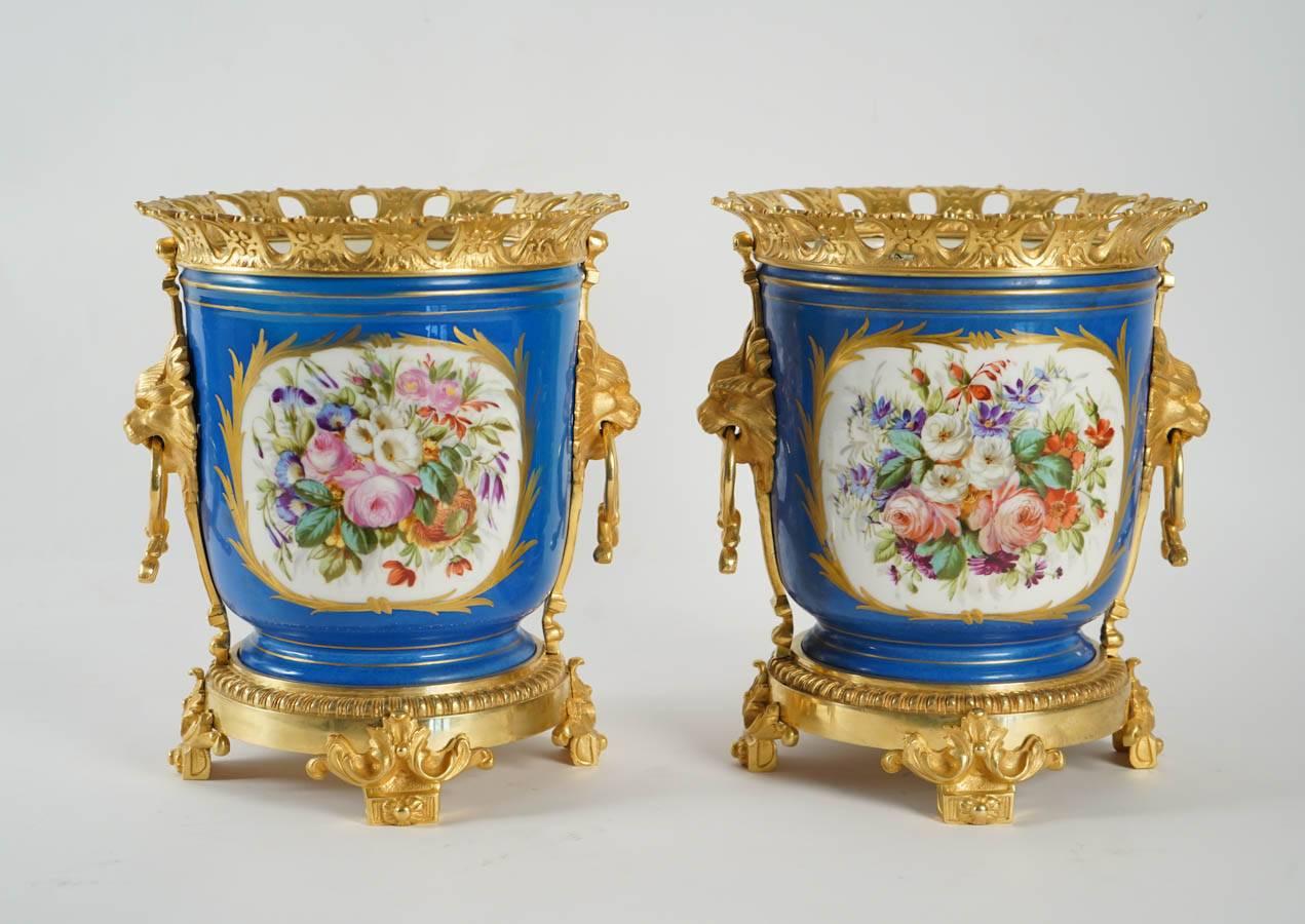 Pair of French cache pot 