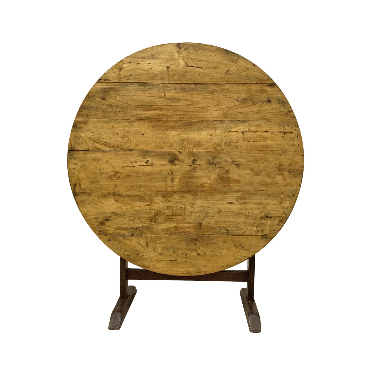A small, round antique French Provincial wine folding table made of hand crafted Walnut, in good condition. The Vigneron tables are used in France as occasional tables in wine cellars. Minor fading, scratches due to age. Wear consistent with age and