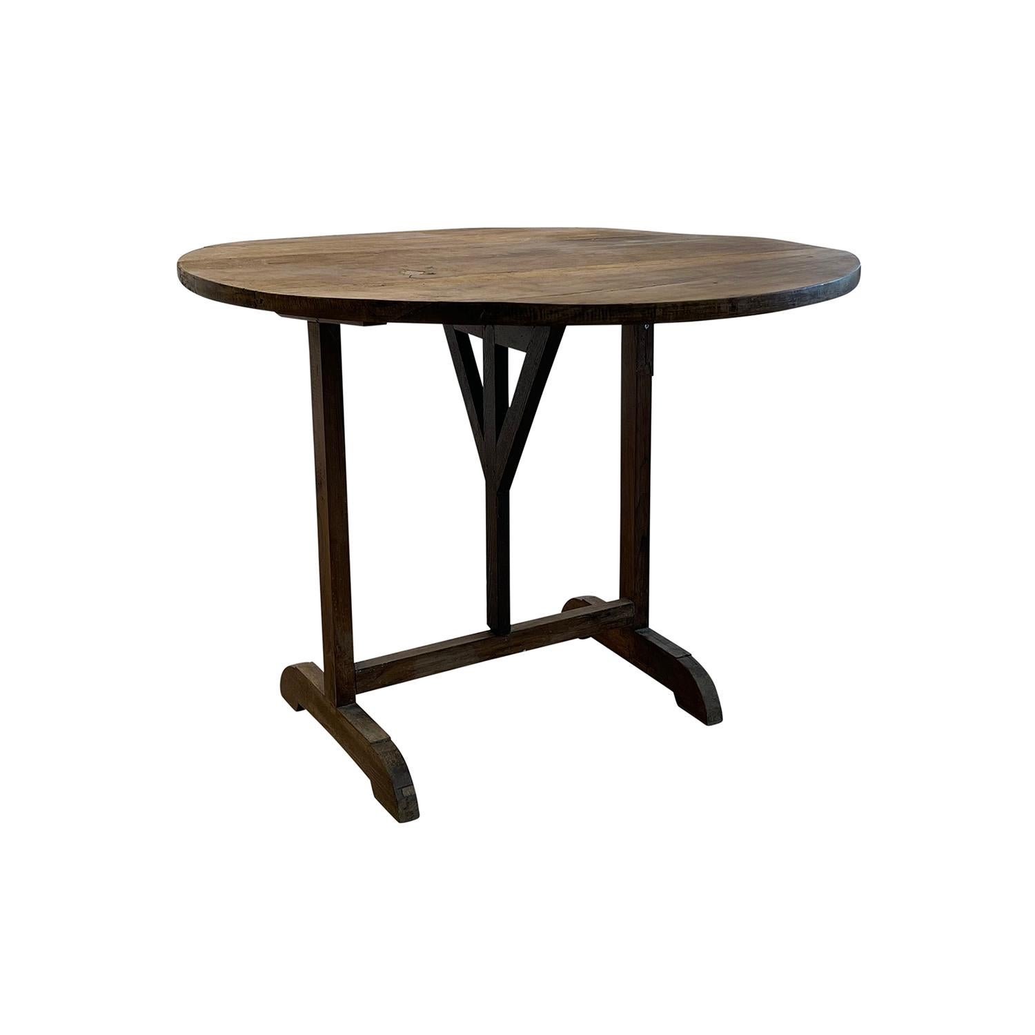 A small, antique French Provencal wine folding table made of hand crafted Walnut wood, in good condition. The Vigneron tables are used in France as occasional tables in wine cellars. Minor fading, scratches due to age. Wear consistent with age and