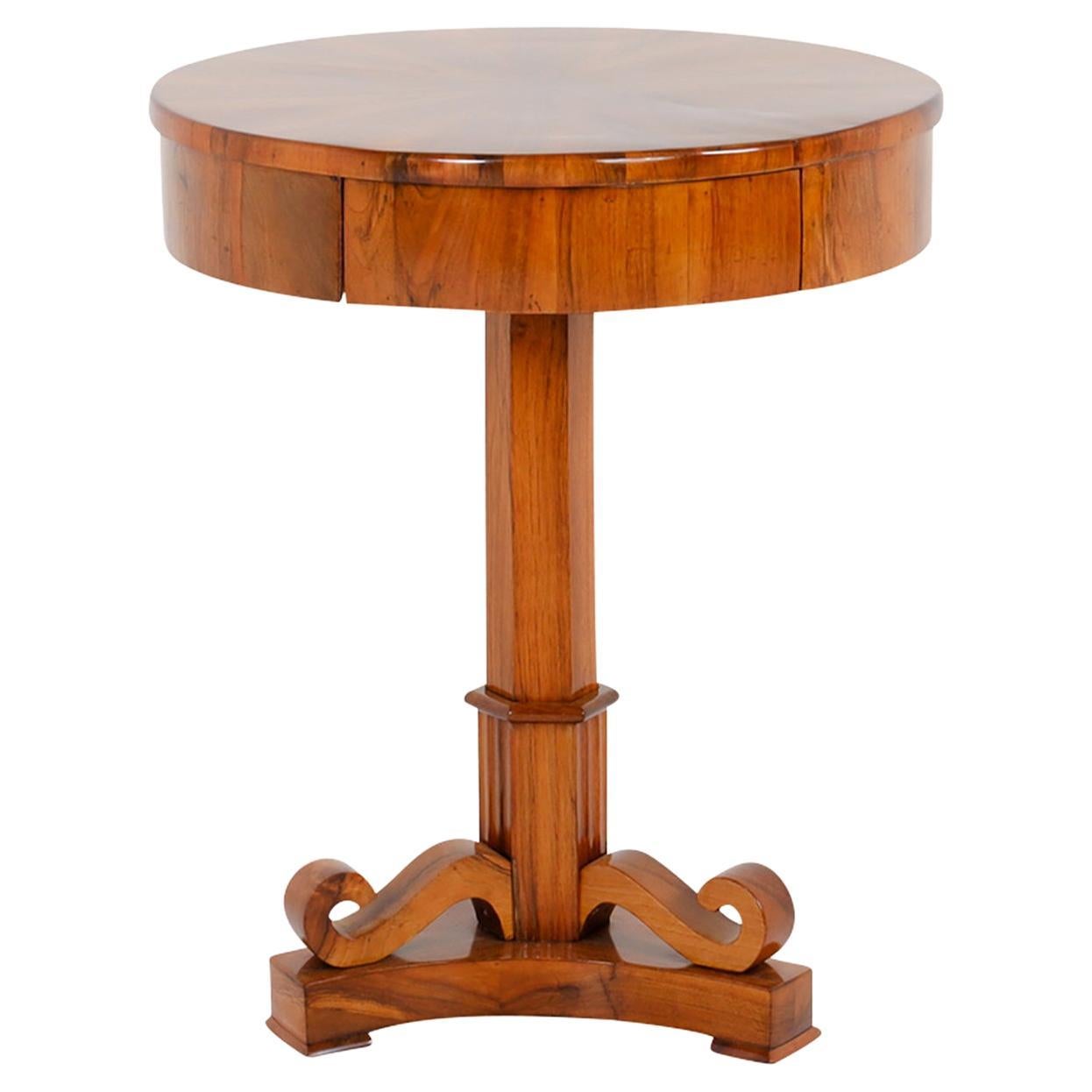 Table d'appoint en noyer plaqué Biedermeier du 19e siècle, table d'angle ancienne