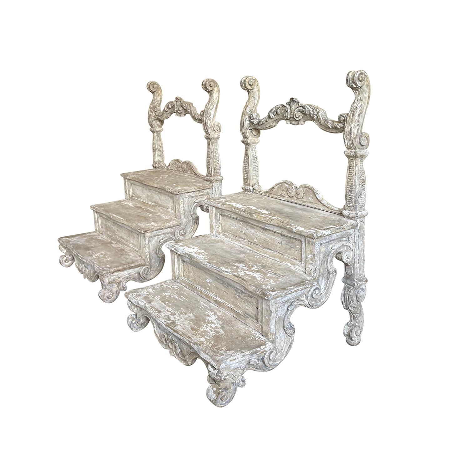 Baroque 19th Century Light-Grey Italian Antique Pair of Painted Walnut Library Steps For Sale